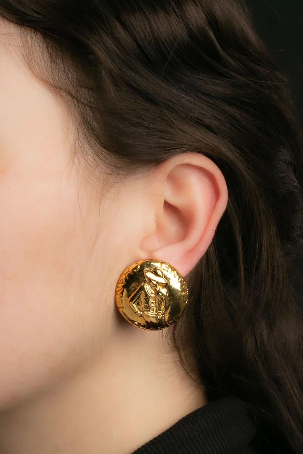Chanel - (Made in France) Gold metal clip earrings featuring the silhouette of Coco Chanel.

Additional information:
Dimensions: Ø 2.8 cm

Condition: 
Very good condition

Seller Ref number: BOB147