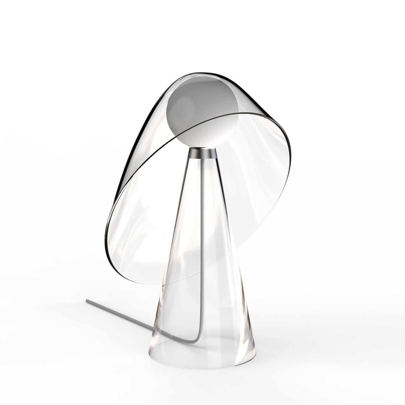 Grâce et simplicité définissent l'aspect éthéré de cette lampe de table conçue par Quaglio Simonelli. La sphère lumineuse émet son rayonnement sans entrave, le corps conique et le diffuseur aux lignes fluides étant fabriqués en verre clair.