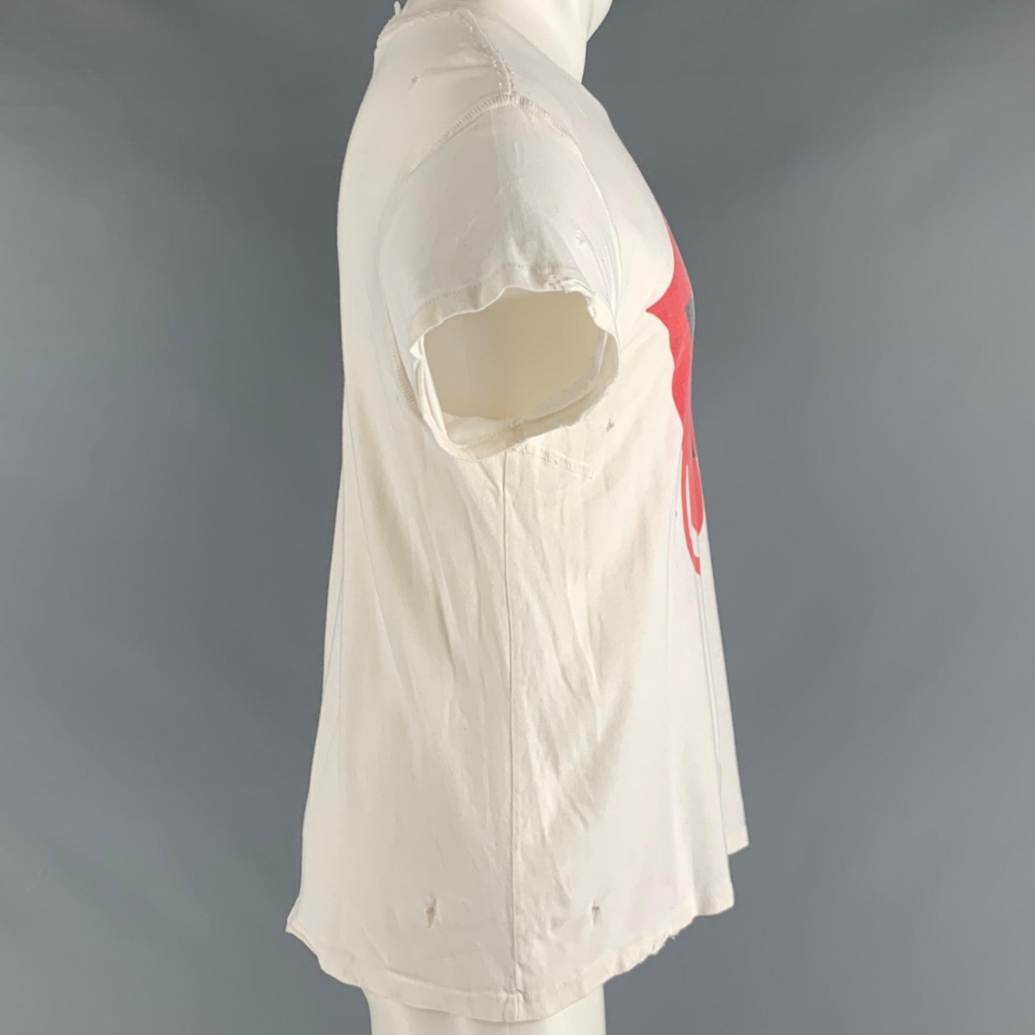MADEWORN t-shirt
in an off white cotton fabric featuring Rolling Stones lips graphic, distressed style, and crew neck. Made in USA.Excellent Pre-Owned Condition. 

Marked:   M 

Measurements: 
 
Shoulder: 19 inches Chest: 40 inches Sleeve: 5 inches