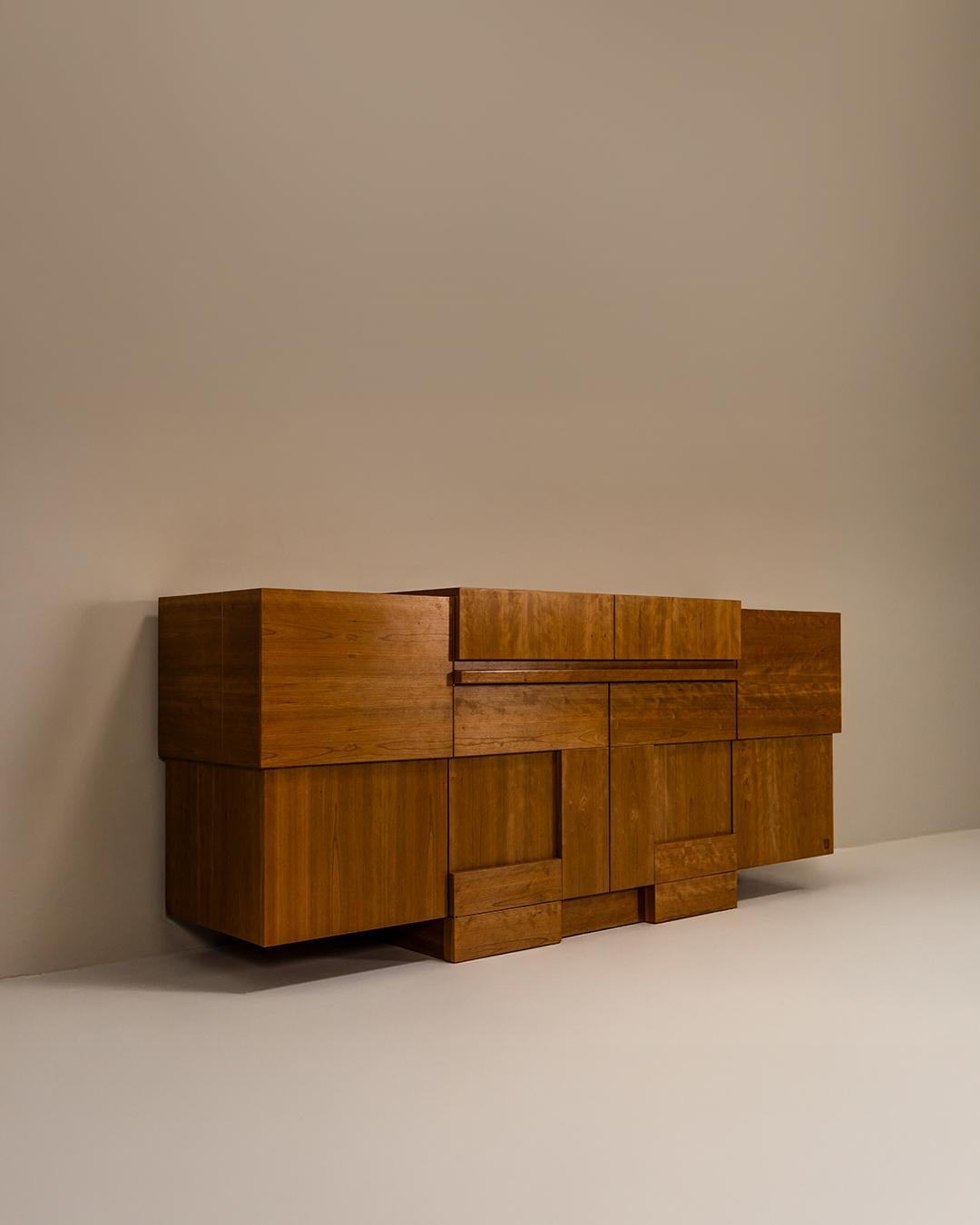 Disegnata da Ferdinando Meccani nel 1988, questa credenza 