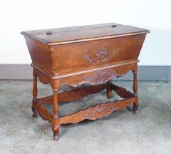 Buffet d'époque en noyer massif décoré en bas-relief. Début du 19e siècle