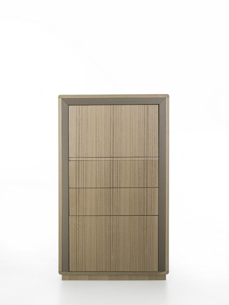 Madia con ribalta e cassetti, arricchita dalla combinazione di materiali pregiati come Eucalipto corda F129 e pelle. Illuminazione interna. I cassetti sono dotati di sistema rallenty e push and pull. Realizzabile anche in altre finiture di legno.