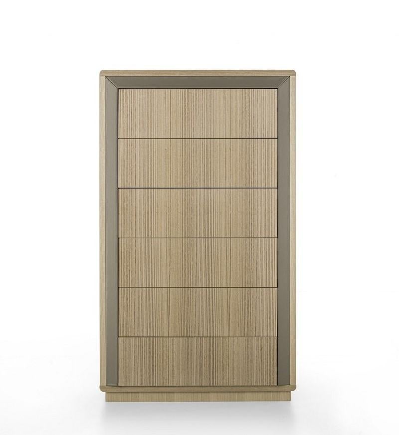 Madia con cassetti, arricchita dalla combinazione di materiali pregiati come Eucalipto corda F129 e pelle. I Cassetti sono dotati di sistema rallenty e push and pull. Realizzabile anche in altre finiture di legno. PELLE disponibile in diversi colori.