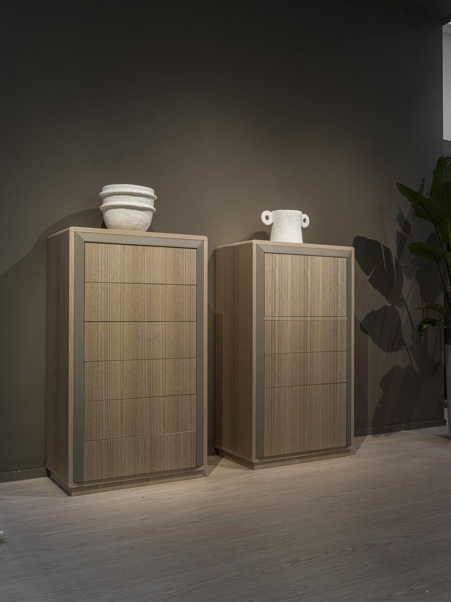 Italian Madia Galileo Lux moderna in Eucalipto con inserti in pelle in vendita