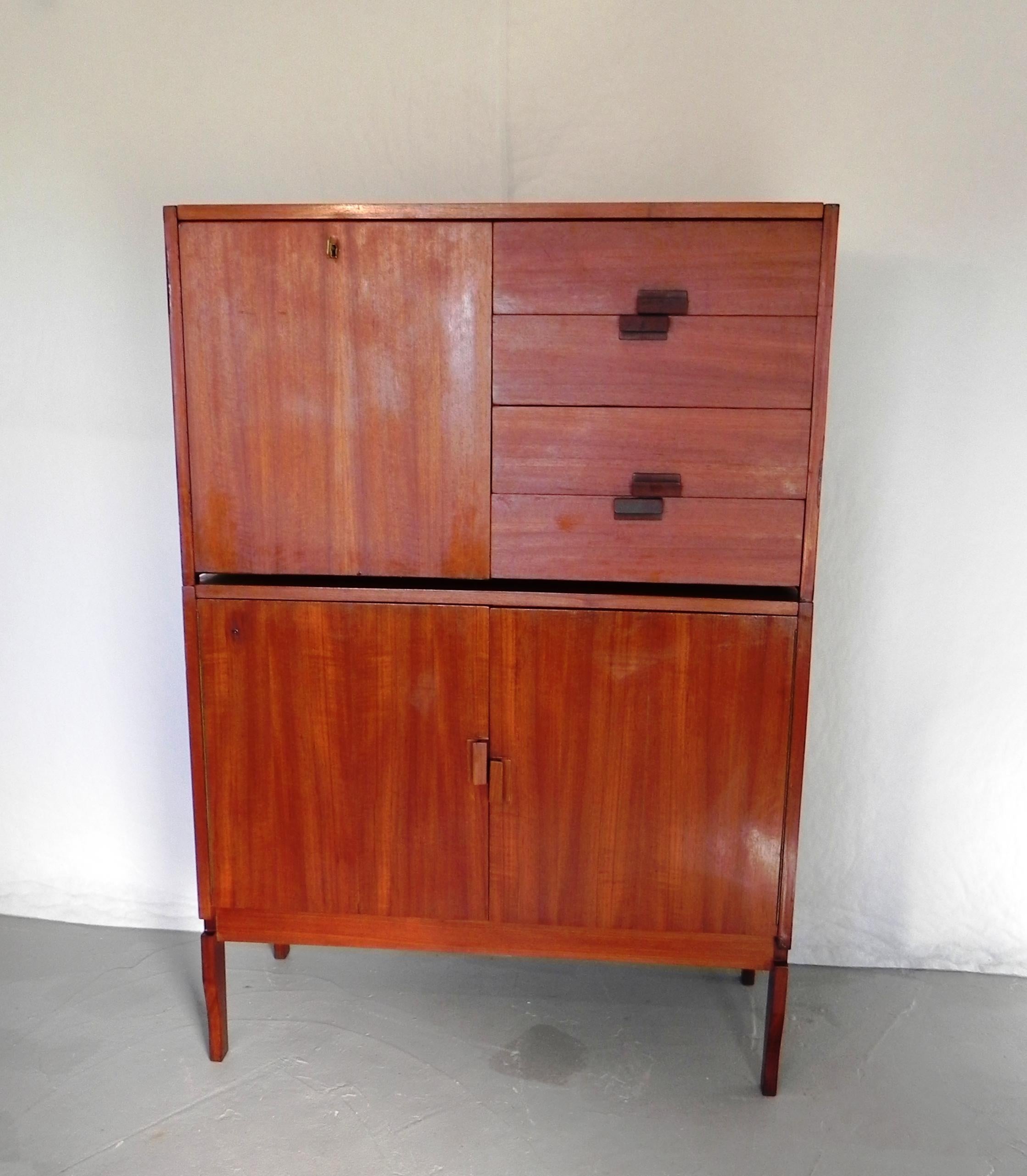 mahogany credenza /madia, 1960s. this is a modular piece of furniture modular in various configurations. structure made of mahogany-covered plywood. can also be used double-sided. very carefully designed and made. handles are solid wood and form a