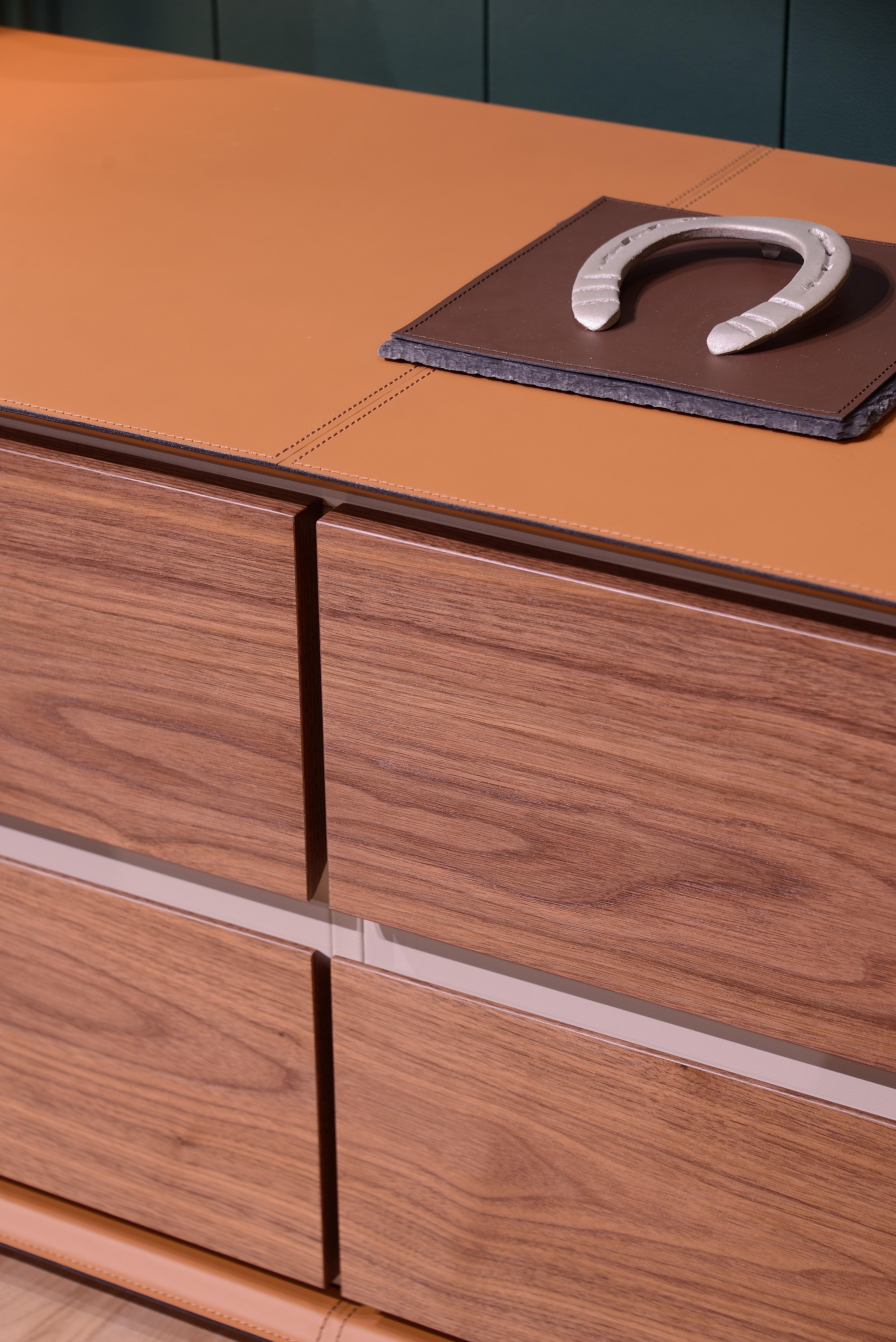 Buffet Naviglio avec cadre en cuir et 4 tiroirs spacieux. en vente 2