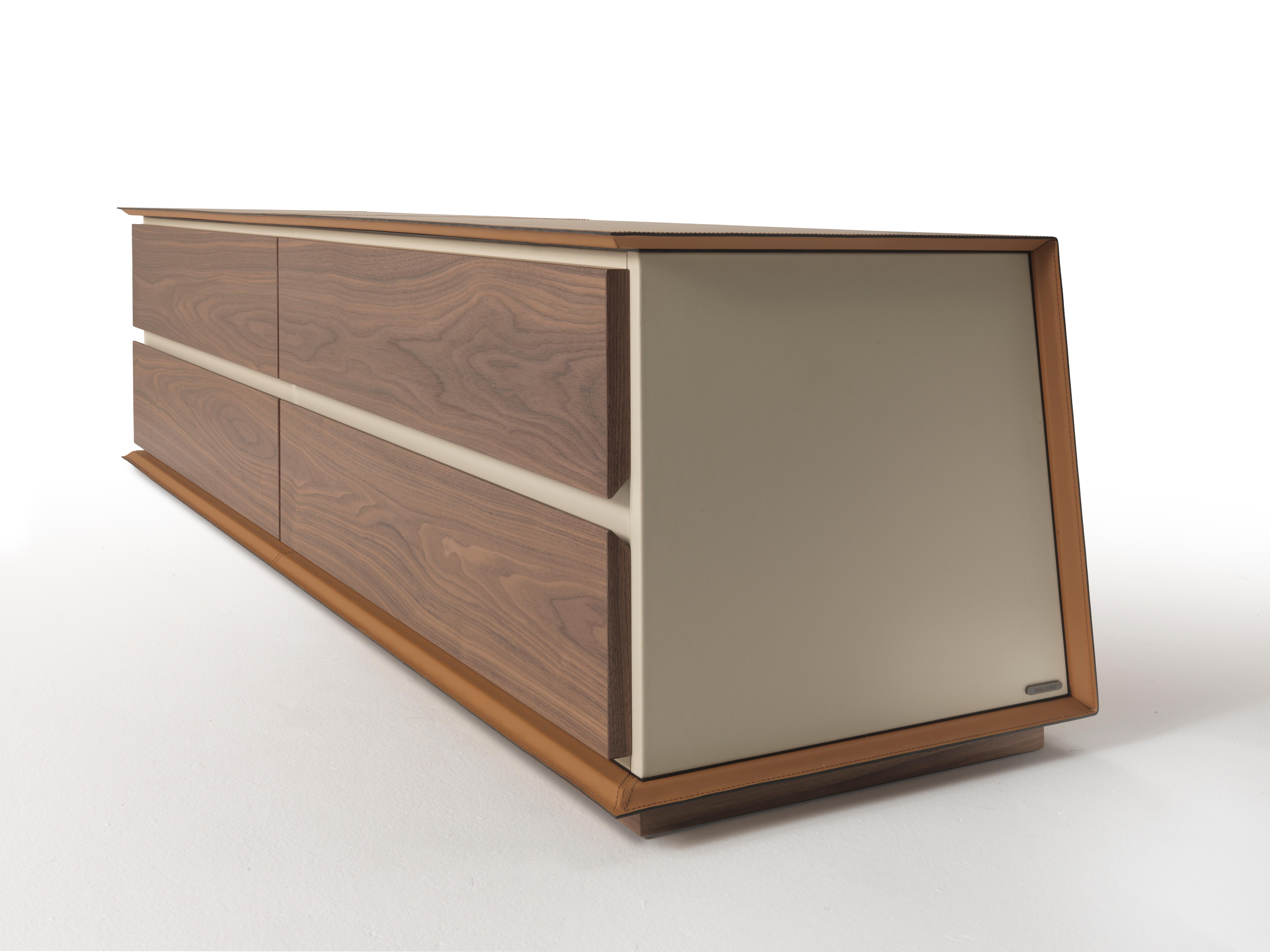 Créé pour compléter idéalement le bureau Naviglio, le buffet est en fait un accompagnement discret du bureau Naviglio
lignes essentielles : un meuble de rangement bas, qui peut être considéré comme servant de bureau, ou de table de travail, ou comme