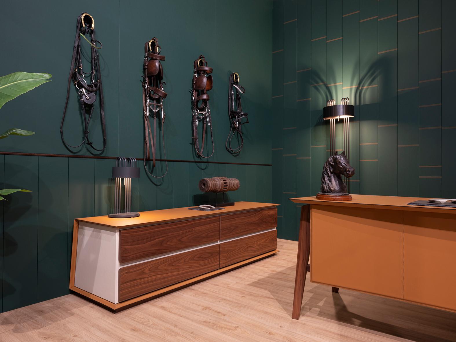 Contemporain Buffet Naviglio avec cadre en cuir et 4 tiroirs spacieux. en vente