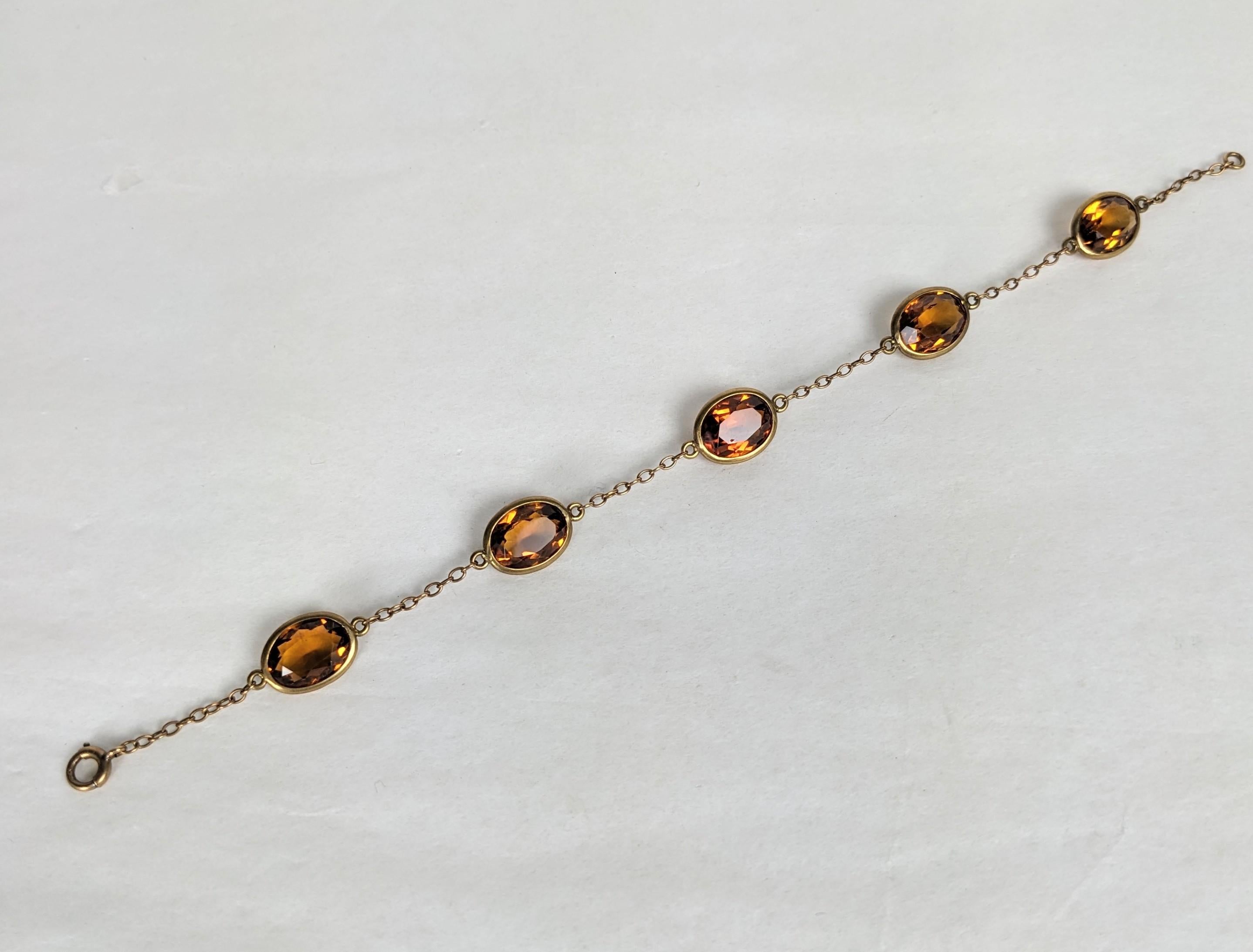 Pulsera de cadena con citrinos madiera engastados en oro de 14k. 5 grandes citrinos ovalados coñac de aprox. 4 quilates cada uno están engastados en bisel en una pulsera de cadena de oro para apilar o llevar sueltos. Años 50, EE.UU. 7.75