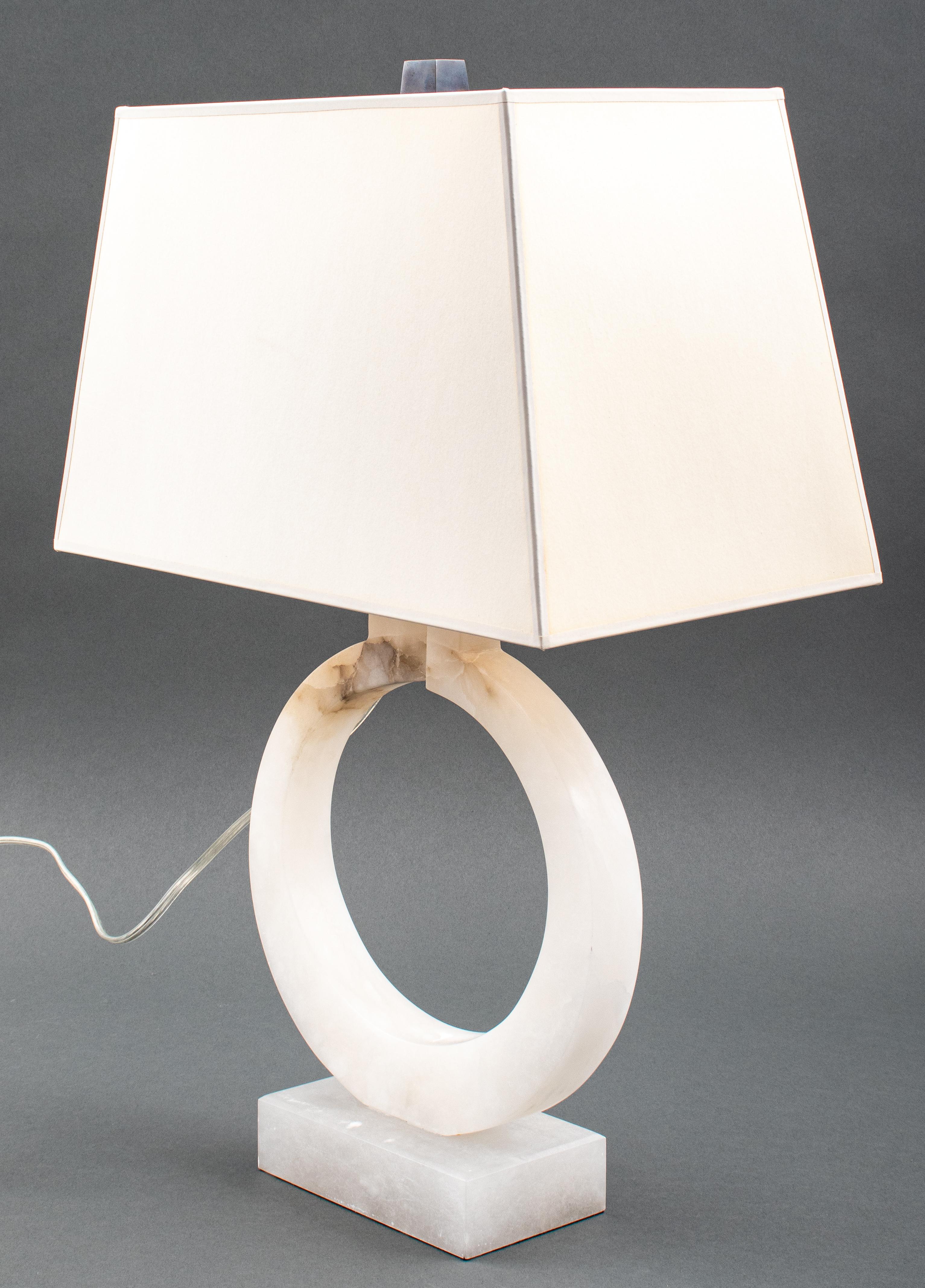 Moderne Lampe de table en albâtre Madison en vente
