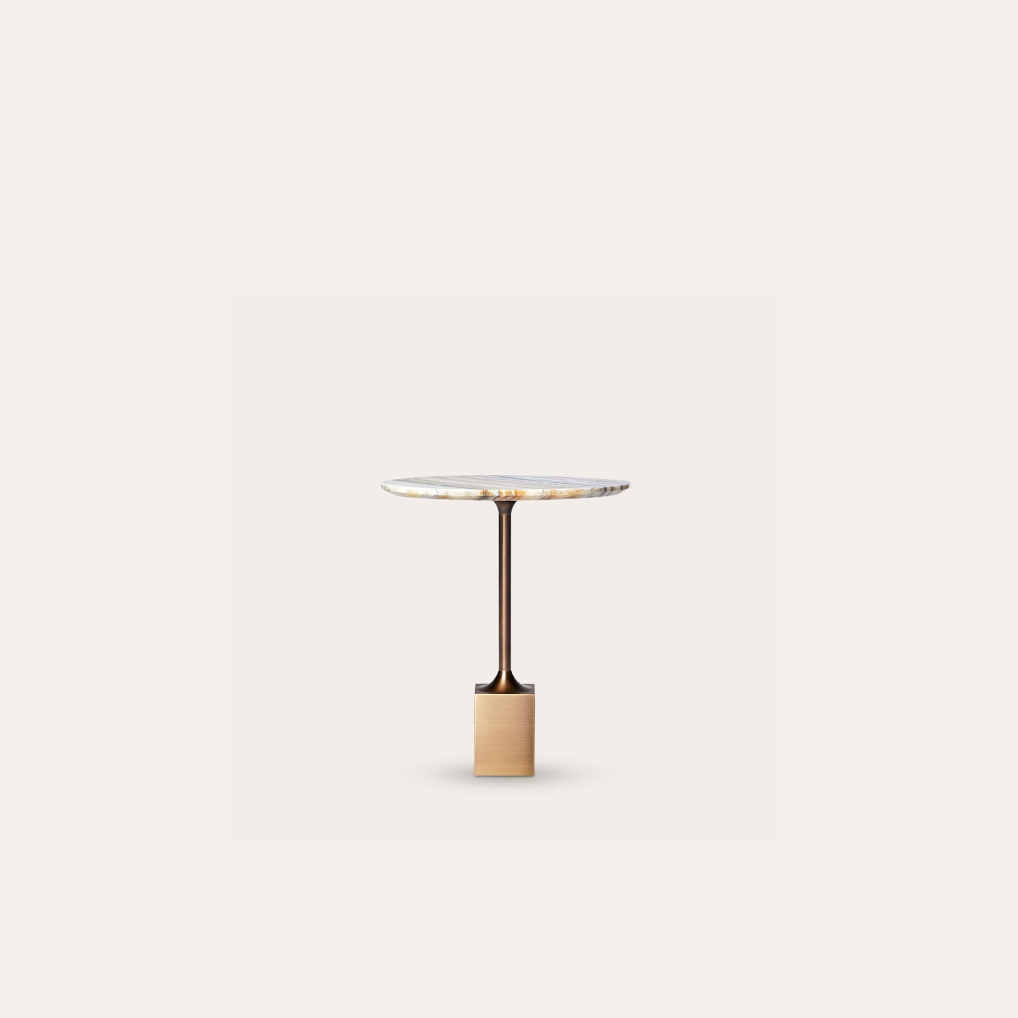 Mesa auxiliar Madison Avenue de Yabu Pushelberg con tapa de mármol y base de latón Italiano en venta