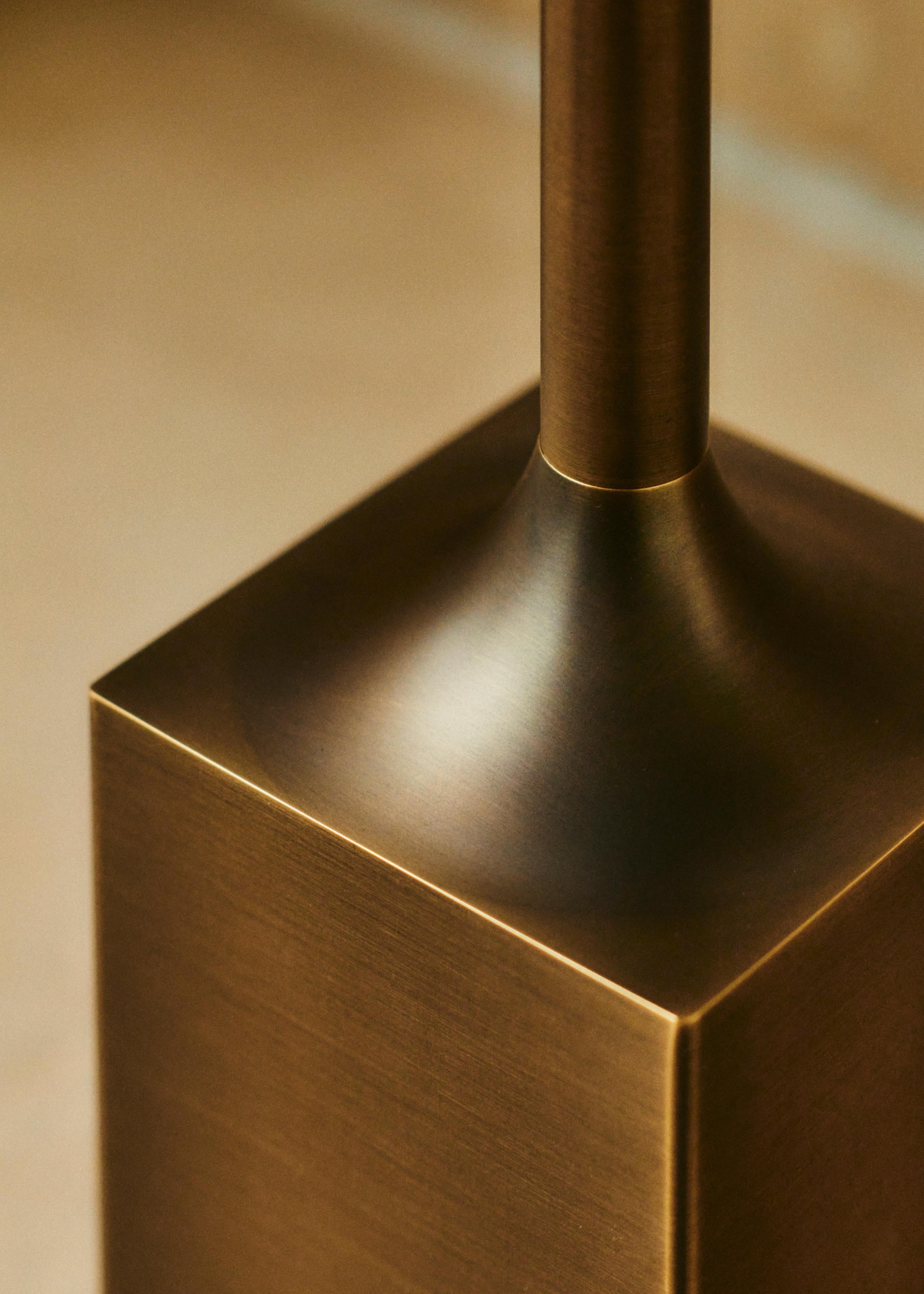 Mesa auxiliar Madison Avenue de Yabu Pushelberg con tapa de mármol y base de latón en venta 2