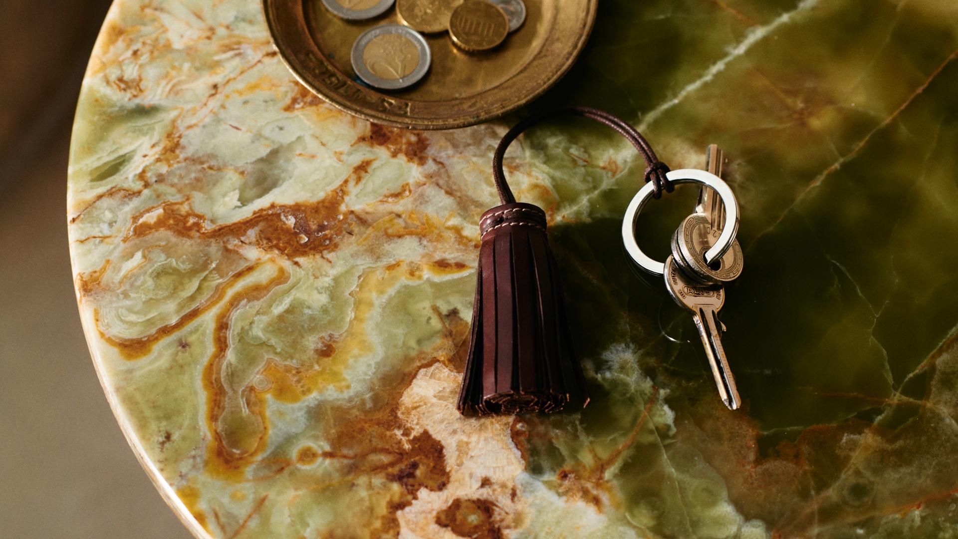 Mesa auxiliar Madison Avenue de Yabu Pushelberg con tapa de mármol y base de latón en venta 1