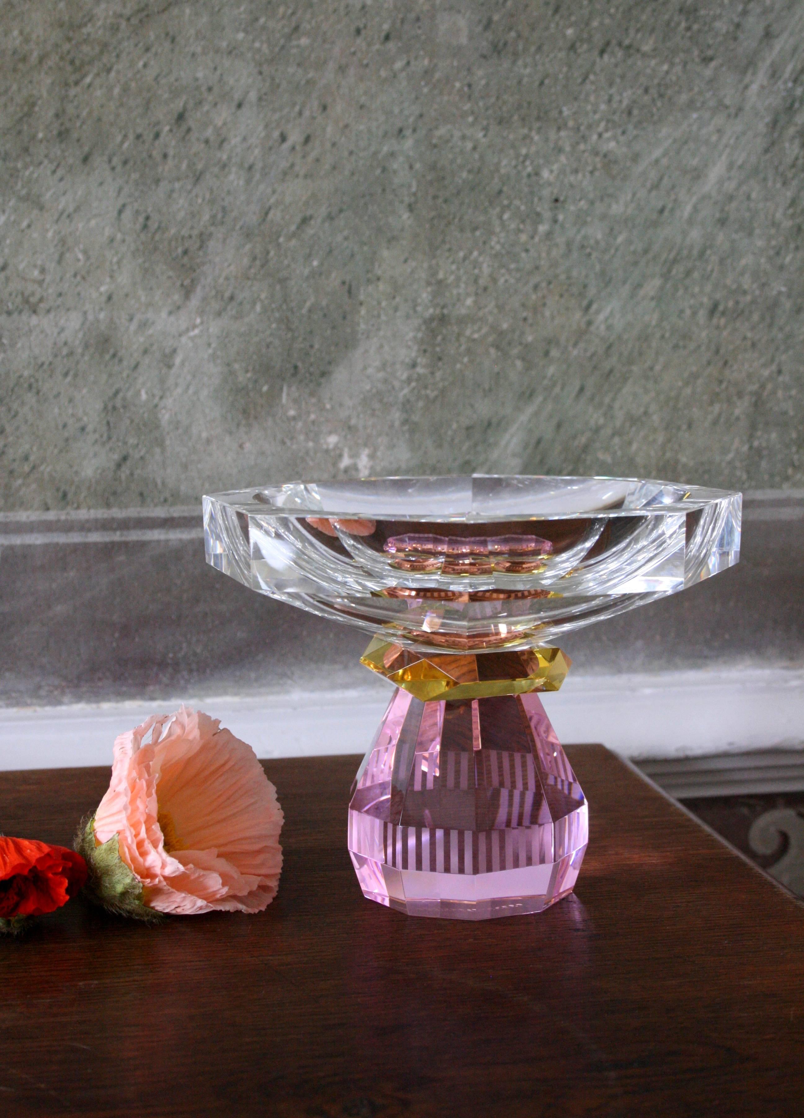 Madison bowl, hand-sculpted contemporary crystal
Decorative bowl
Handsculpted in crystal
Measures: L 18 x H 14 x D 18 cm

Madison Bowl: 
The stunning Madison bowl looks radiant whether filled with rose petals, floating candles or candy. The