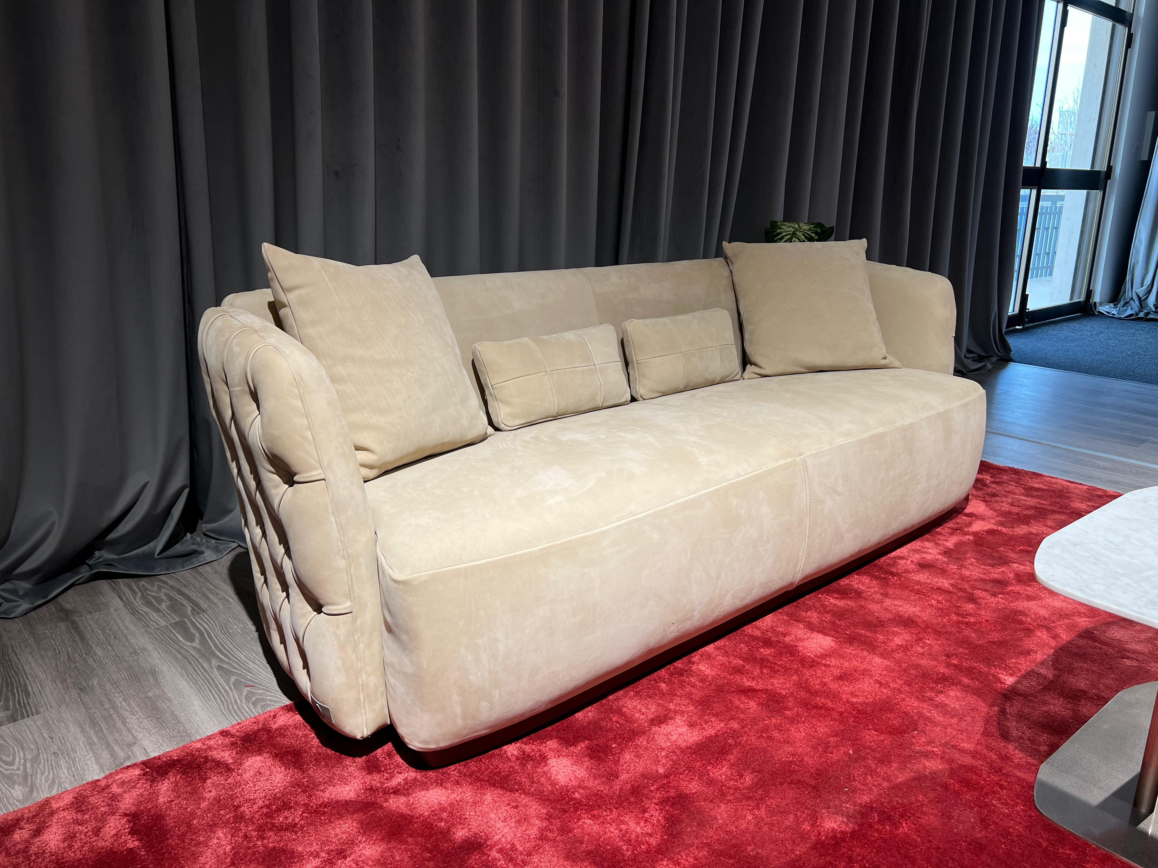 A classic sofa king interpreted in a modern key, capitonné work, a decorative classic in the production of high-end sofas, distributed on the back of the backrest and armrests, a strong reminder of the faces of a diamond.

Available in beige nubuck