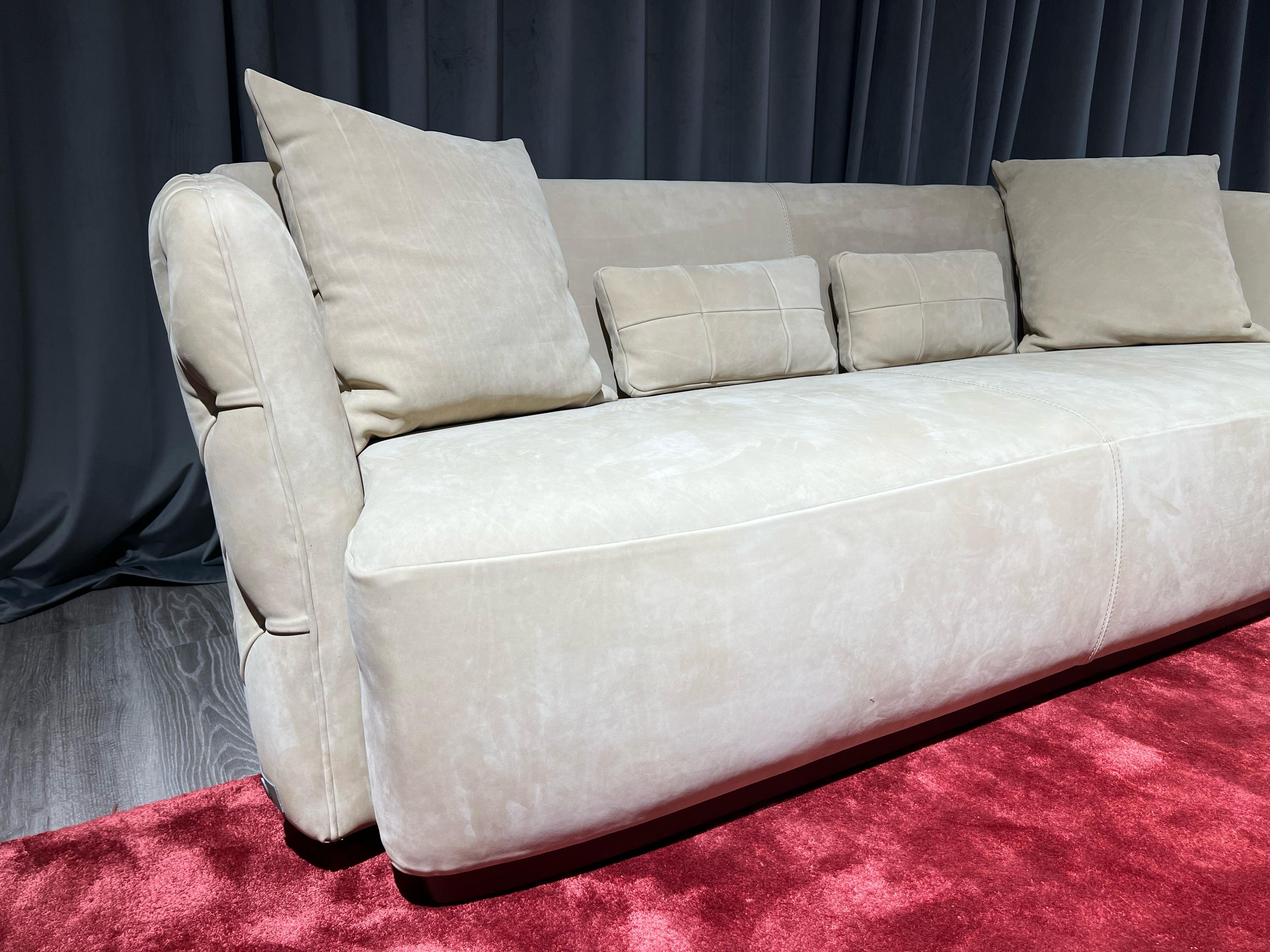 Hand-Crafted Madison nubuck leather capitonné sofa  For Sale