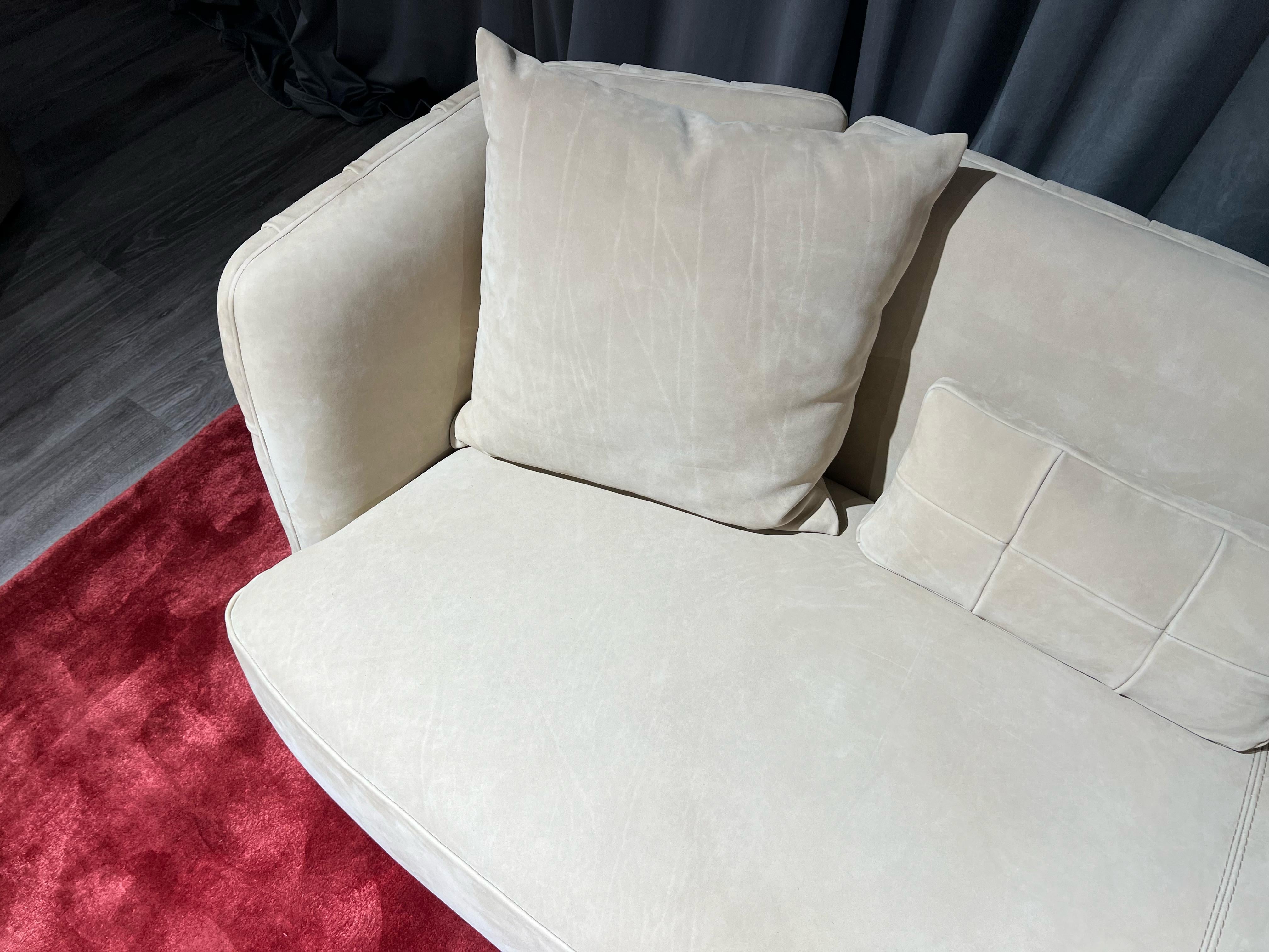 Madison nubuck leather capitonné sofa  In New Condition For Sale In Bisceglie, IT