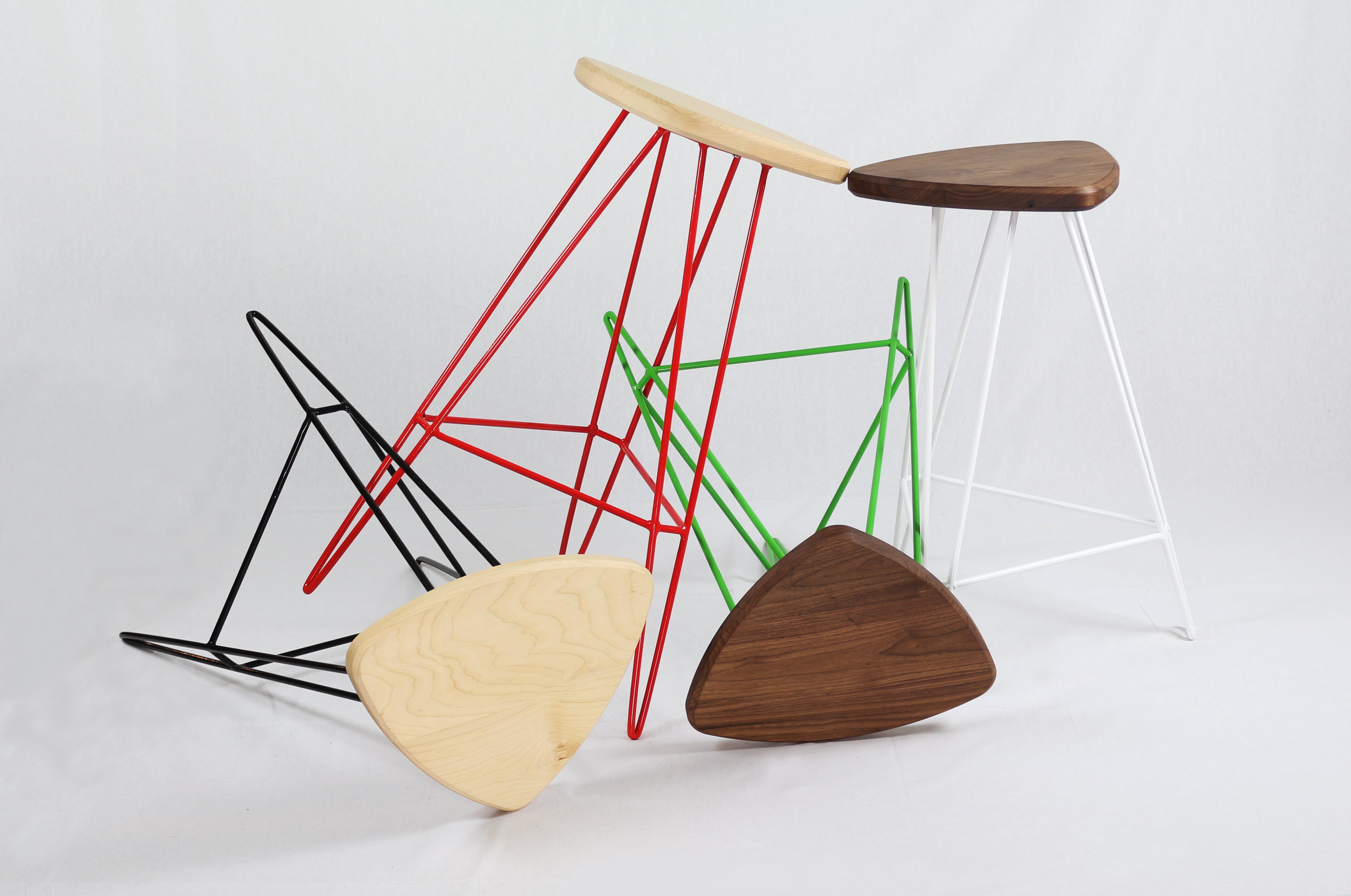 Un meuble bien conçu estompe la frontière entre fonctionnalité et art. Le tabouret Madison est un chef-d'œuvre géométrique qui teste les limites de ce que nous pensons être possible avec du fil métallique, équilibré par la chaleur et la beauté d'un
