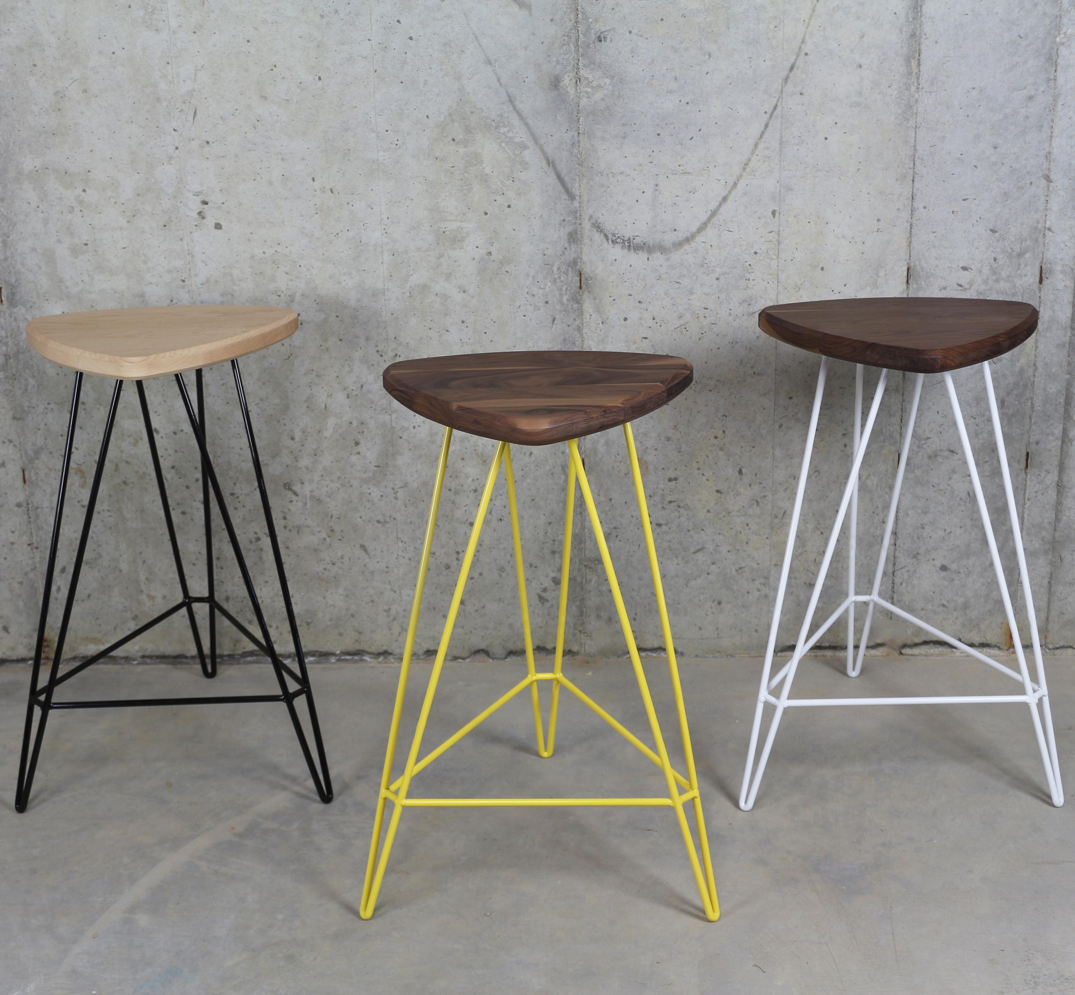 Américain Tabouret de comptoir à épingle à cheveux Madison en noyer blanc en vente