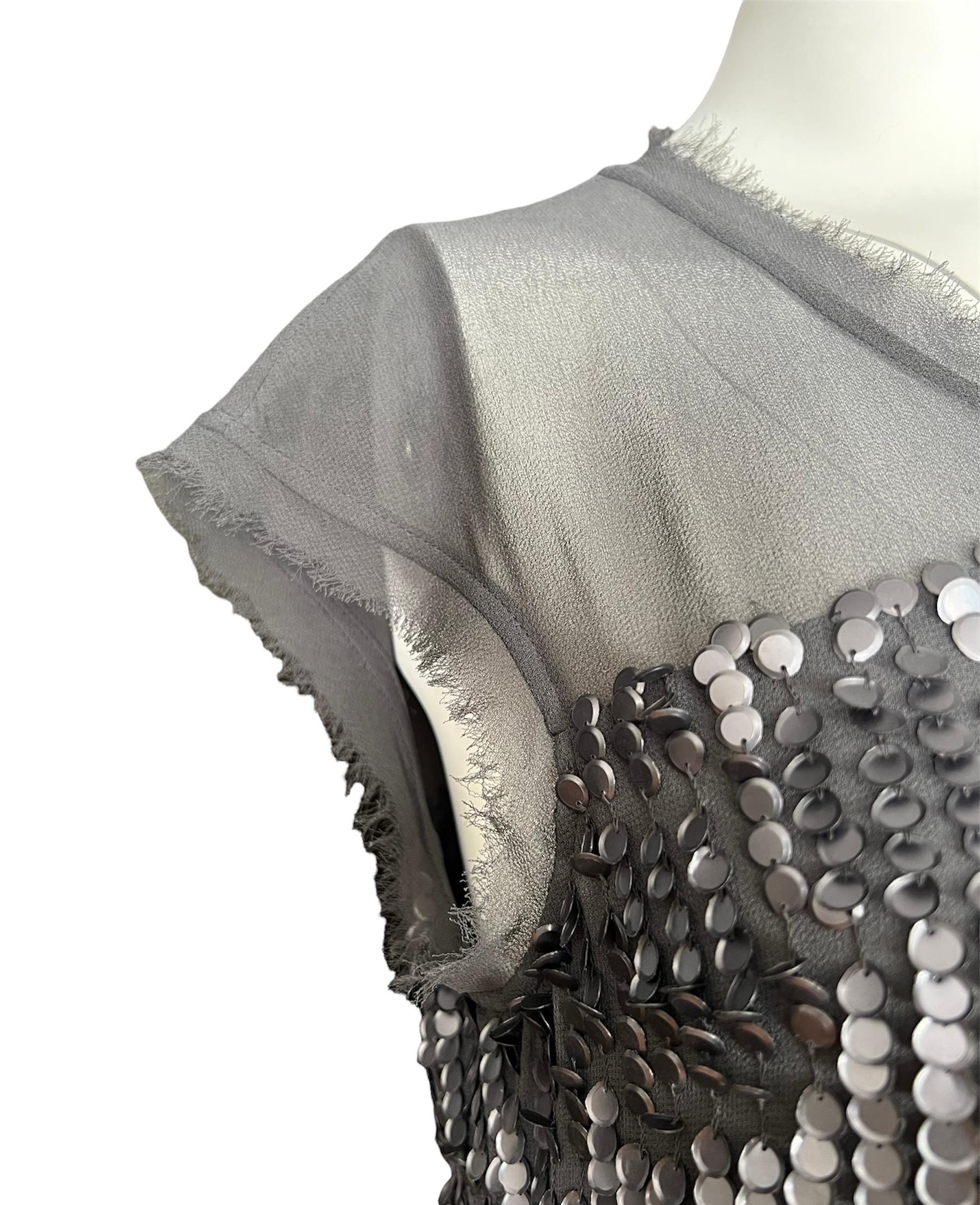 Gris Madison Marcus - Mini robe grise à sequins en vente