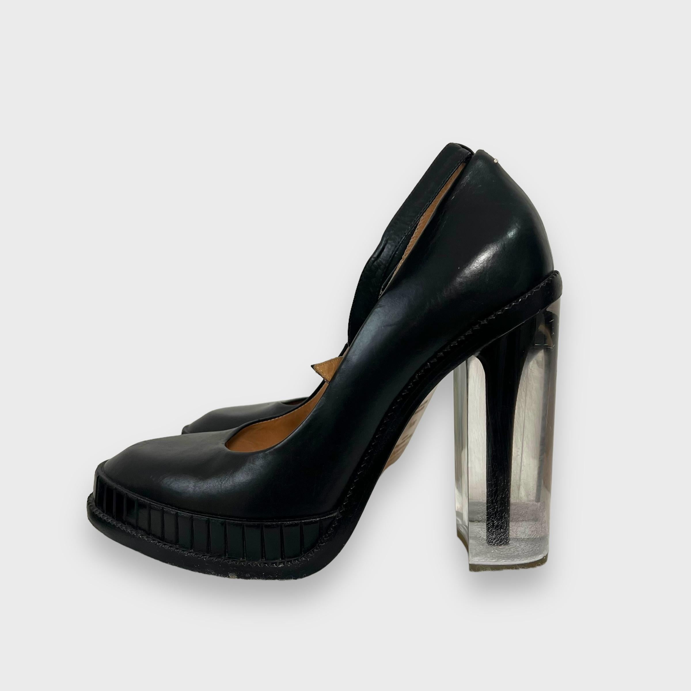 Mary Jane heels with a little platform by Maison Martin Margiela. The heel displays a thinner heel giving it the look of a stiletto, but the comfort of a block heel.

Size: 38,5, fits slightly smaller.
Condition: 8/10, lightly used, Right heel has