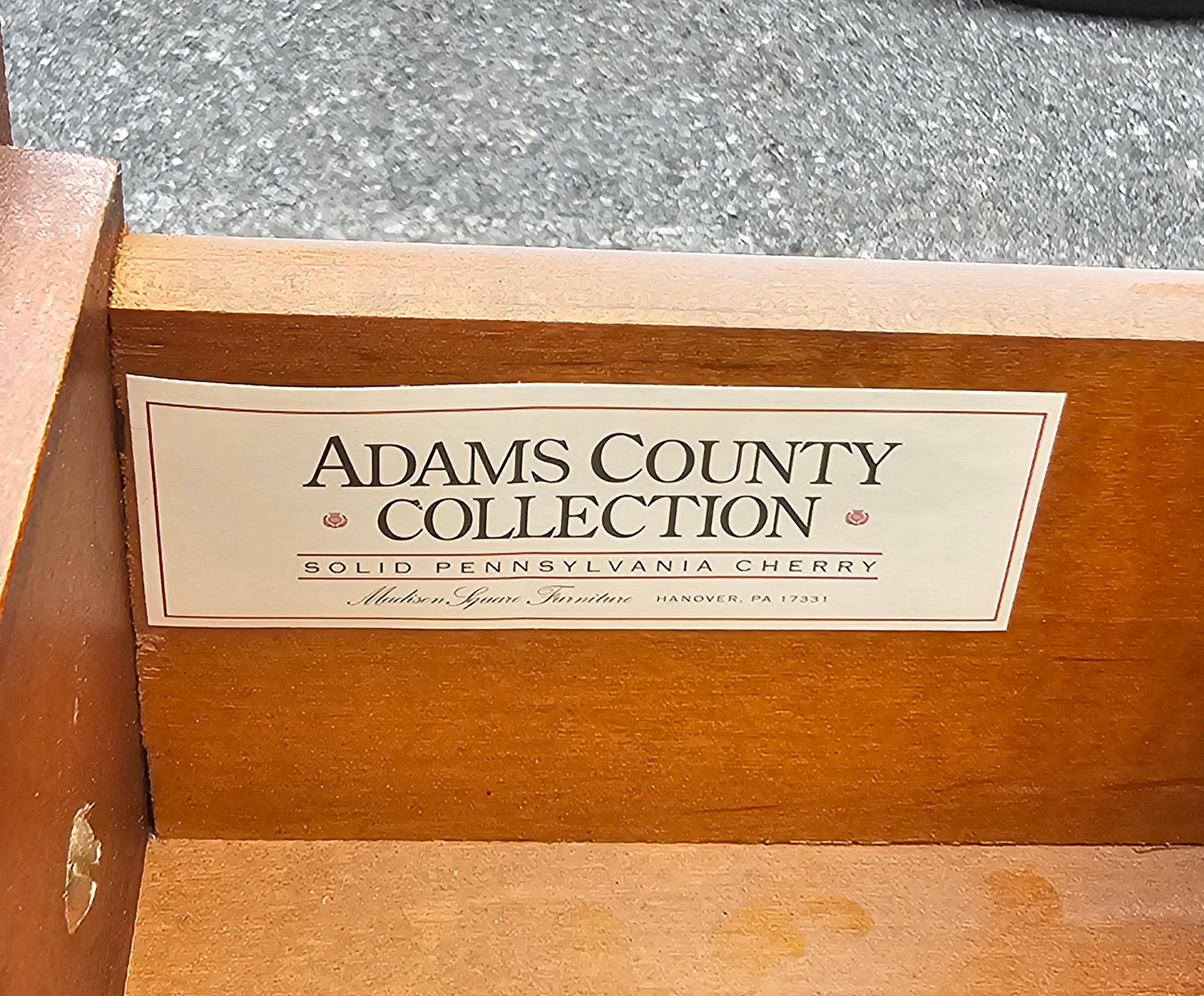 Madison Square Adams County Kollektionen Queen Anne Stil Kirschbaumholz niedriger Kommodentisch im Angebot 2