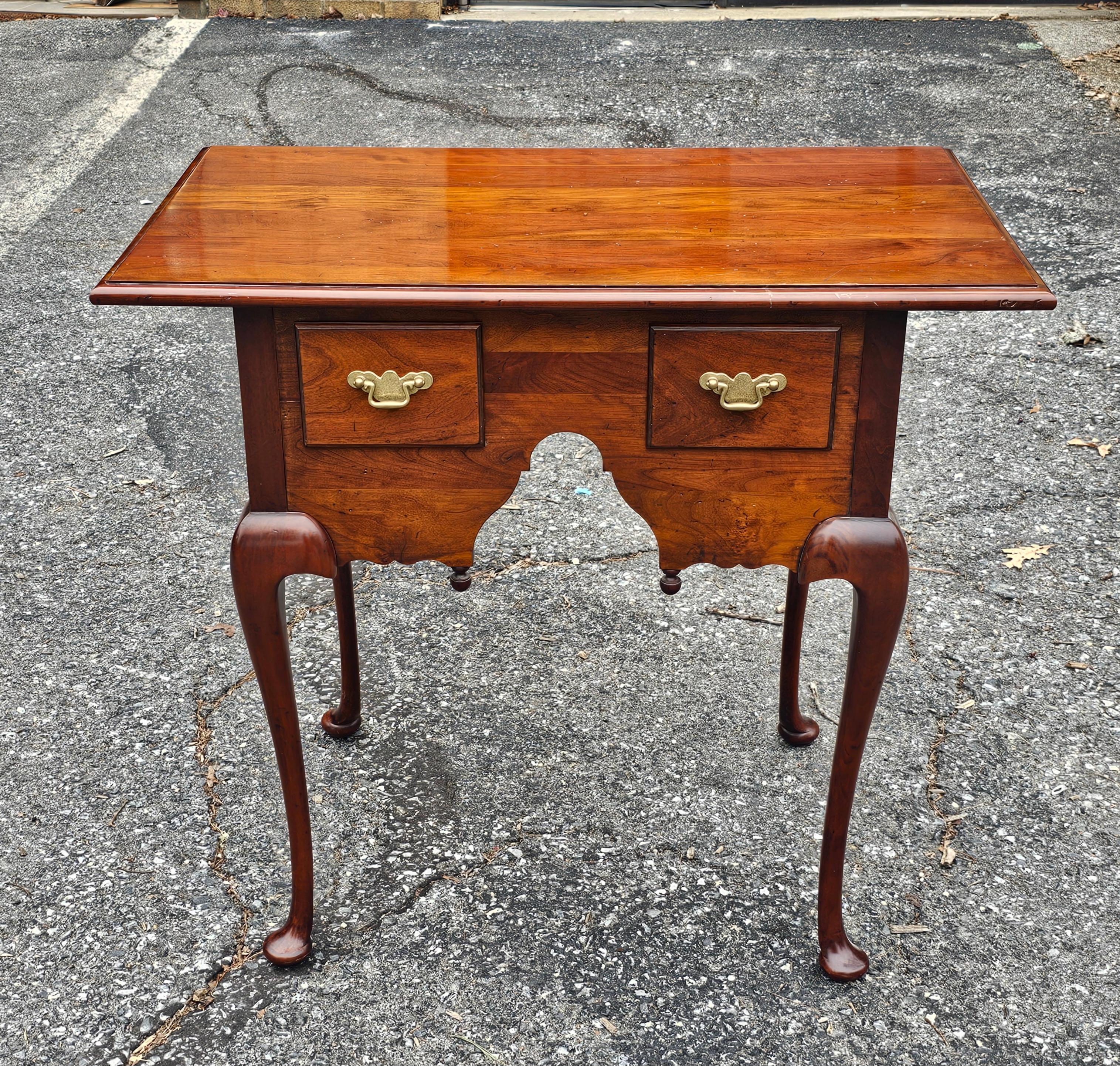 Eine seltene Madison Square Furniture Adams County Collections Queen Anne Style  Lowboy-Tisch aus massivem Kirschenholz aus Pennsylvania. Maße: 31