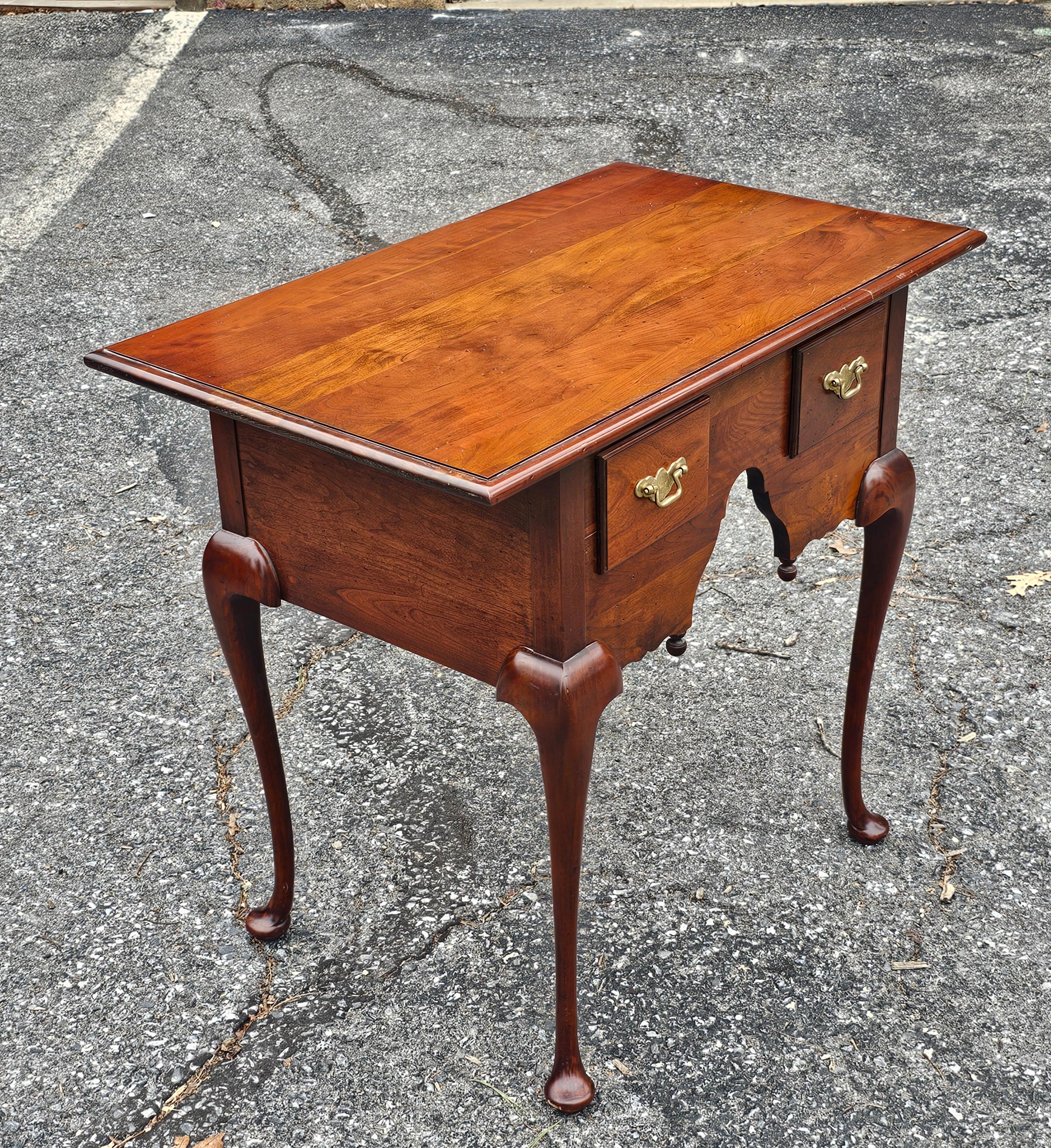 Madison Square Adams County Kollektionen Queen Anne Stil Kirschbaumholz niedriger Kommodentisch (Amerikanische Klassik) im Angebot