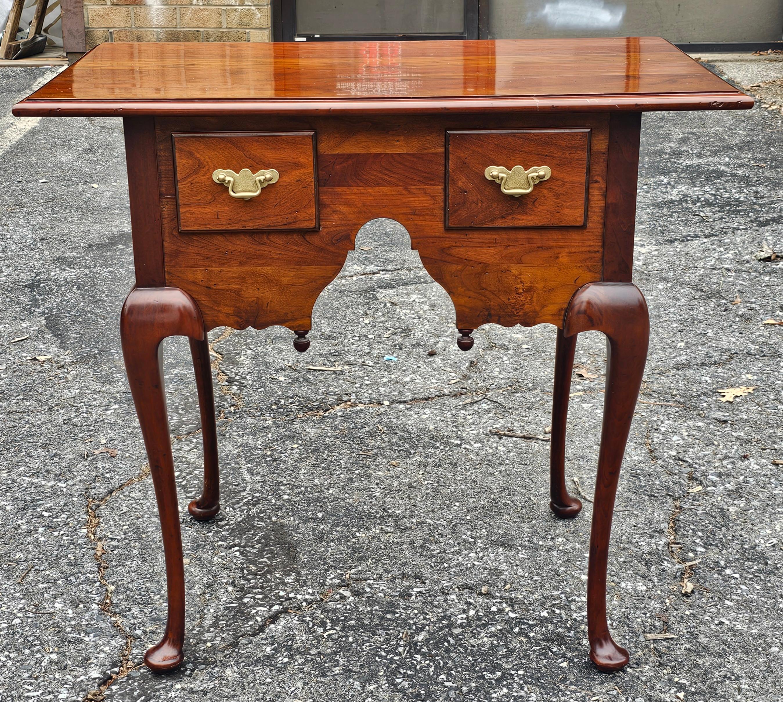 Madison Square Adams County Kollektionen Queen Anne Stil Kirschbaumholz niedriger Kommodentisch im Zustand „Gut“ im Angebot in Germantown, MD