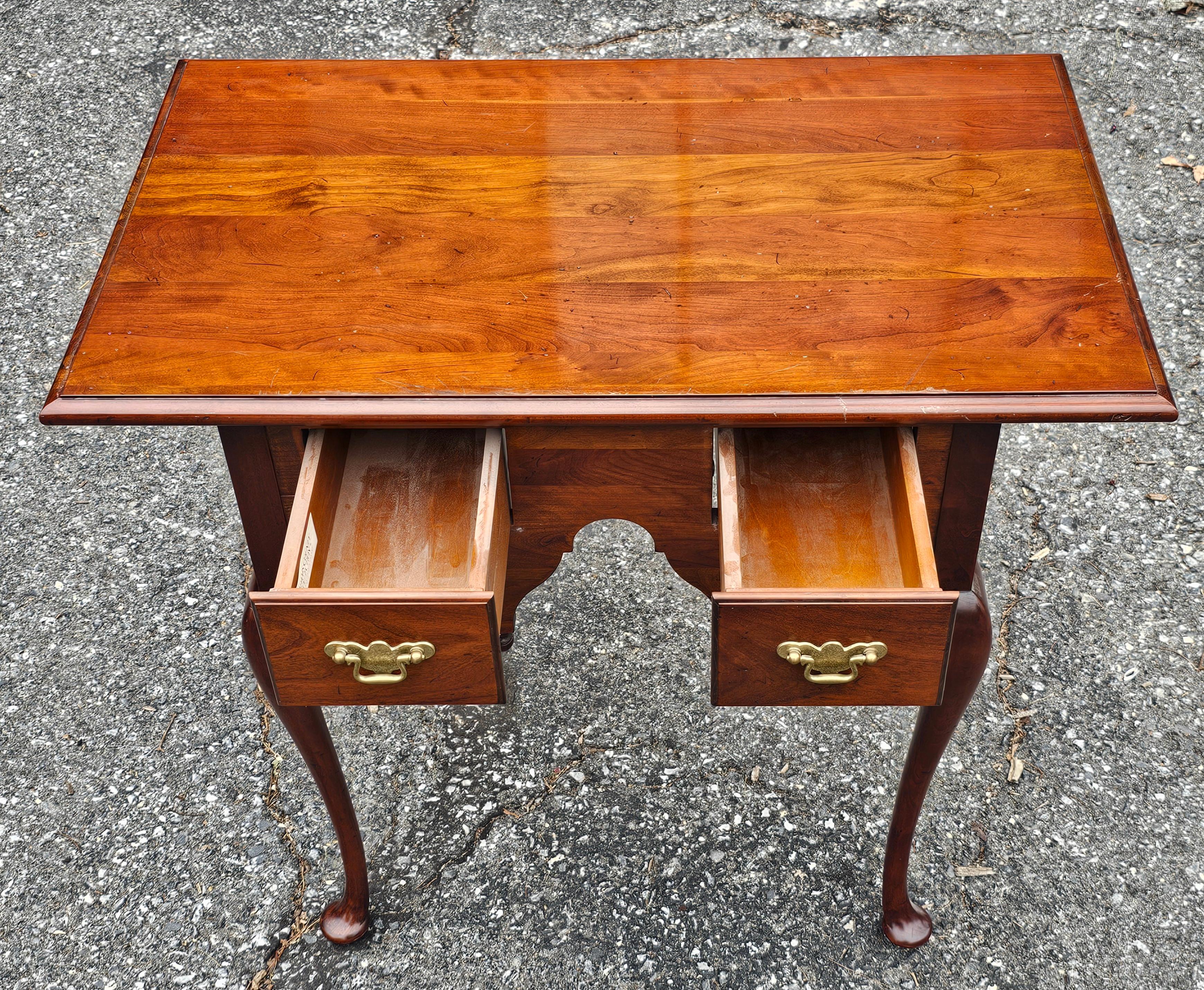Madison Square Adams County Kollektionen Queen Anne Stil Kirschbaumholz niedriger Kommodentisch (20. Jahrhundert) im Angebot