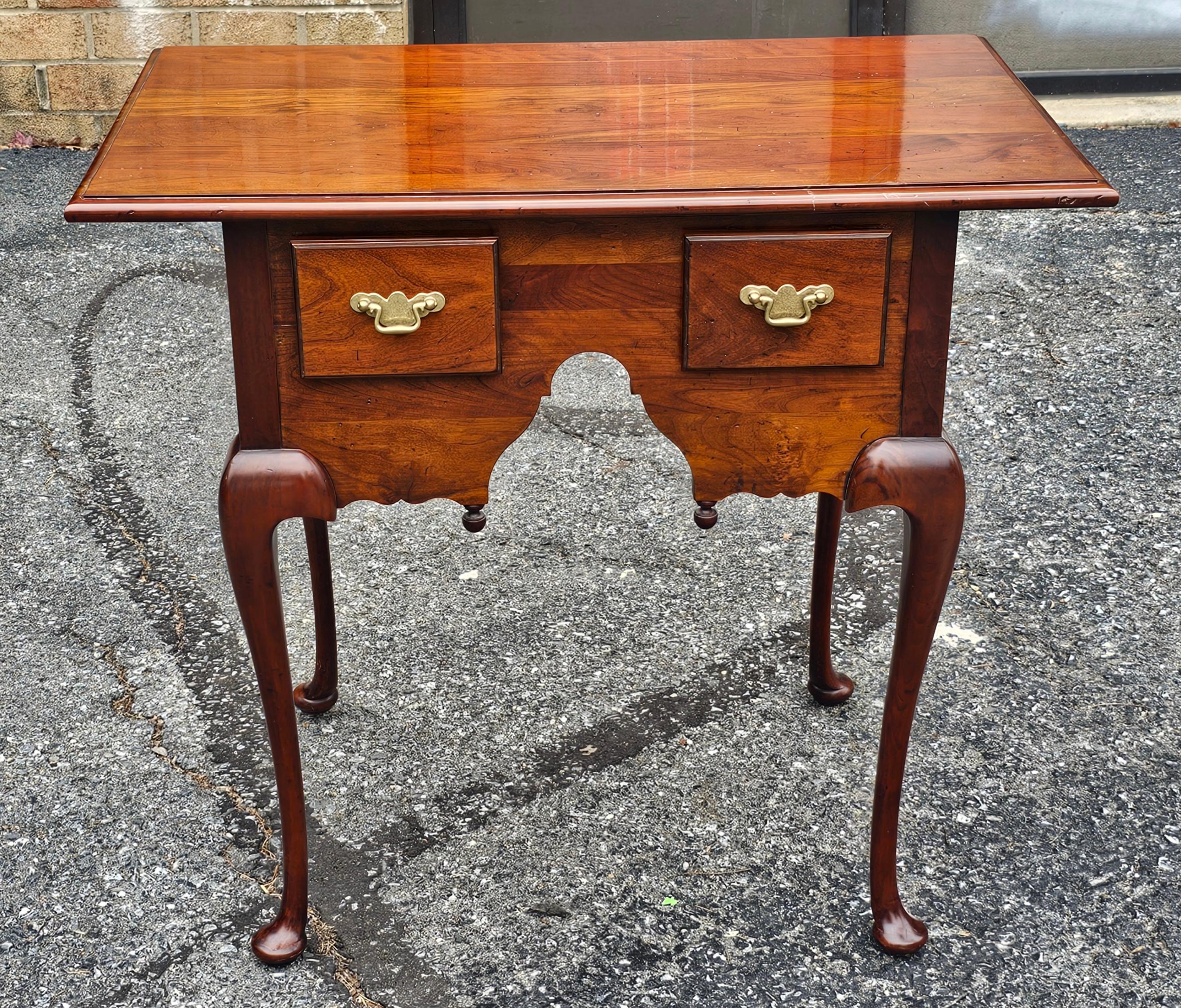 Madison Square Adams County Kollektionen Queen Anne Stil Kirschbaumholz niedriger Kommodentisch (Messing) im Angebot
