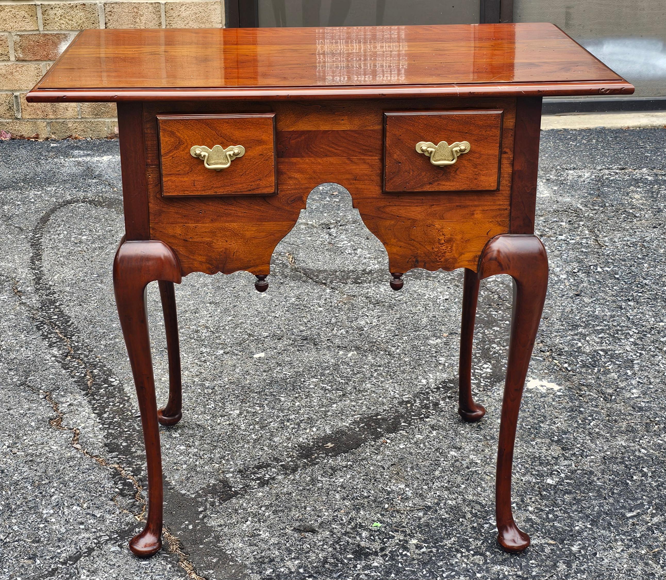 Madison Square Adams County Kollektionen Queen Anne Stil Kirschbaumholz niedriger Kommodentisch im Angebot 1