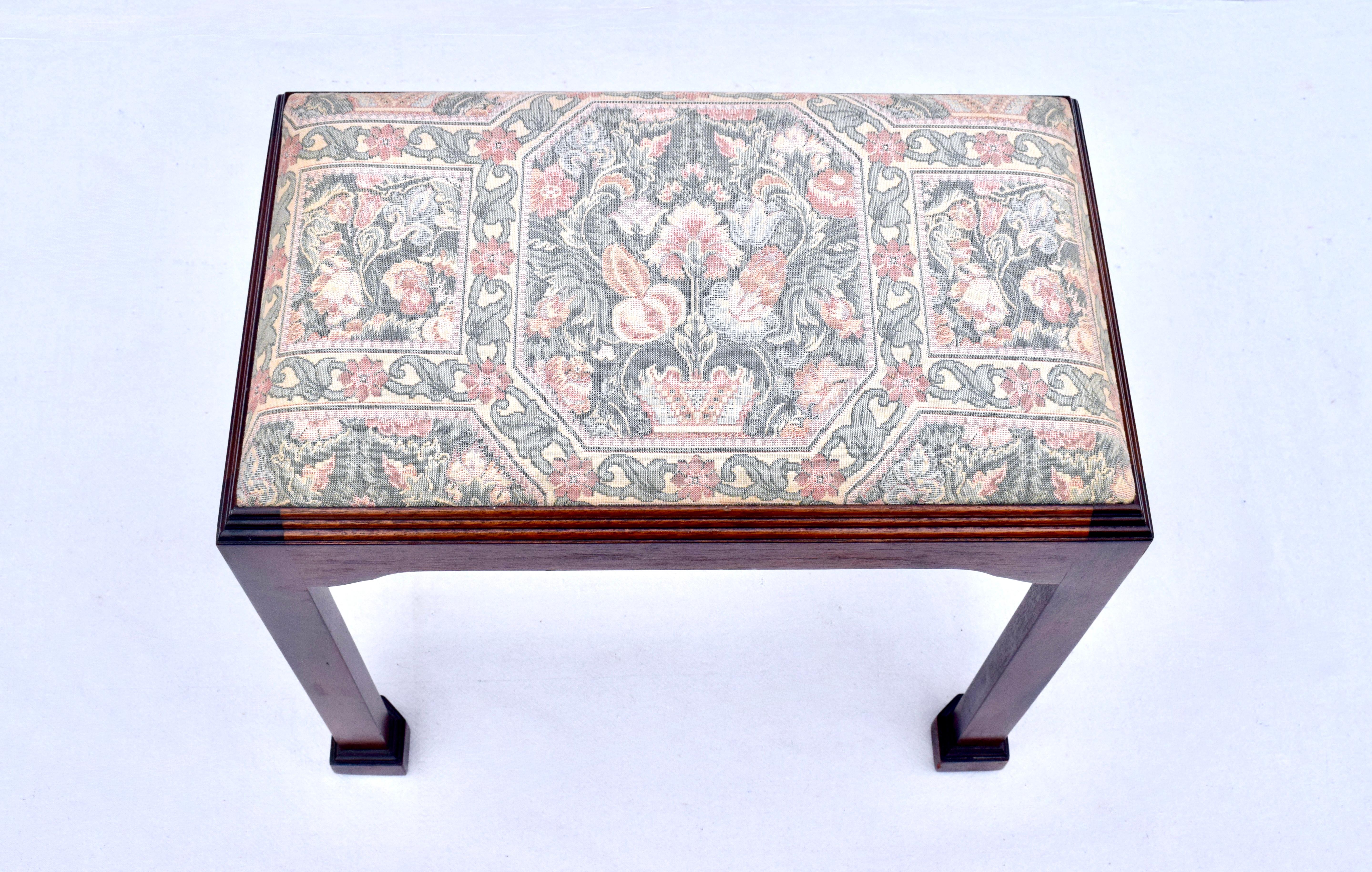 Madison Square English Mahogany Chippendale Style Footstool Benches im Angebot 1