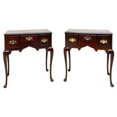 Paire de tables de chevet / tables d'appoint Queen Anne en acajou de style MADISON SQUARE