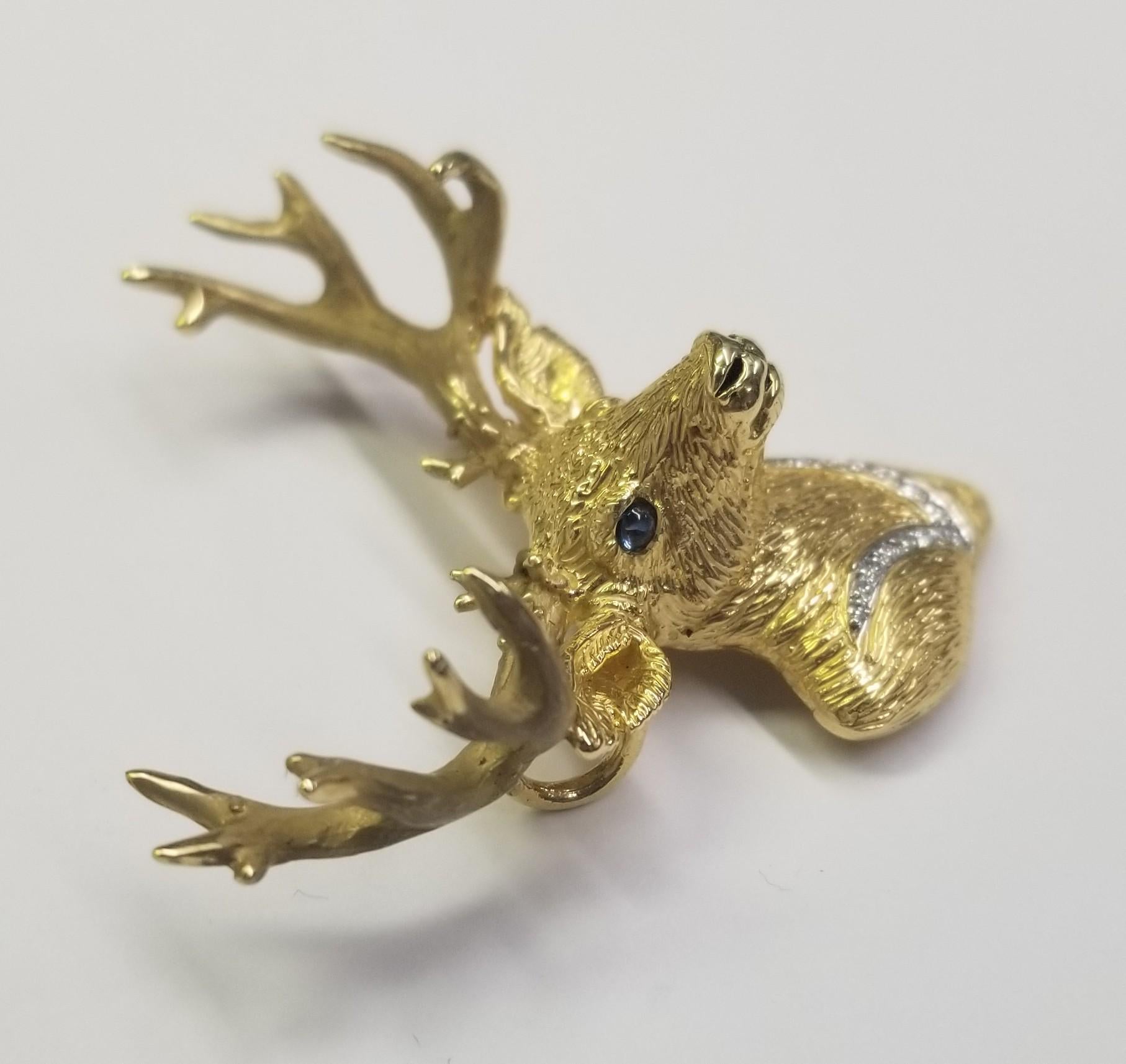 Pendentif Kay « Multi Deer Head » Madleine en or jaune 14 carats avec diamants
Spécifications :
    pierre principale :  diamants .14pts. et saphir cab eye
    marque : custom
    métal : or jaune 14K
    type : Pendentif
    poids : 16,8