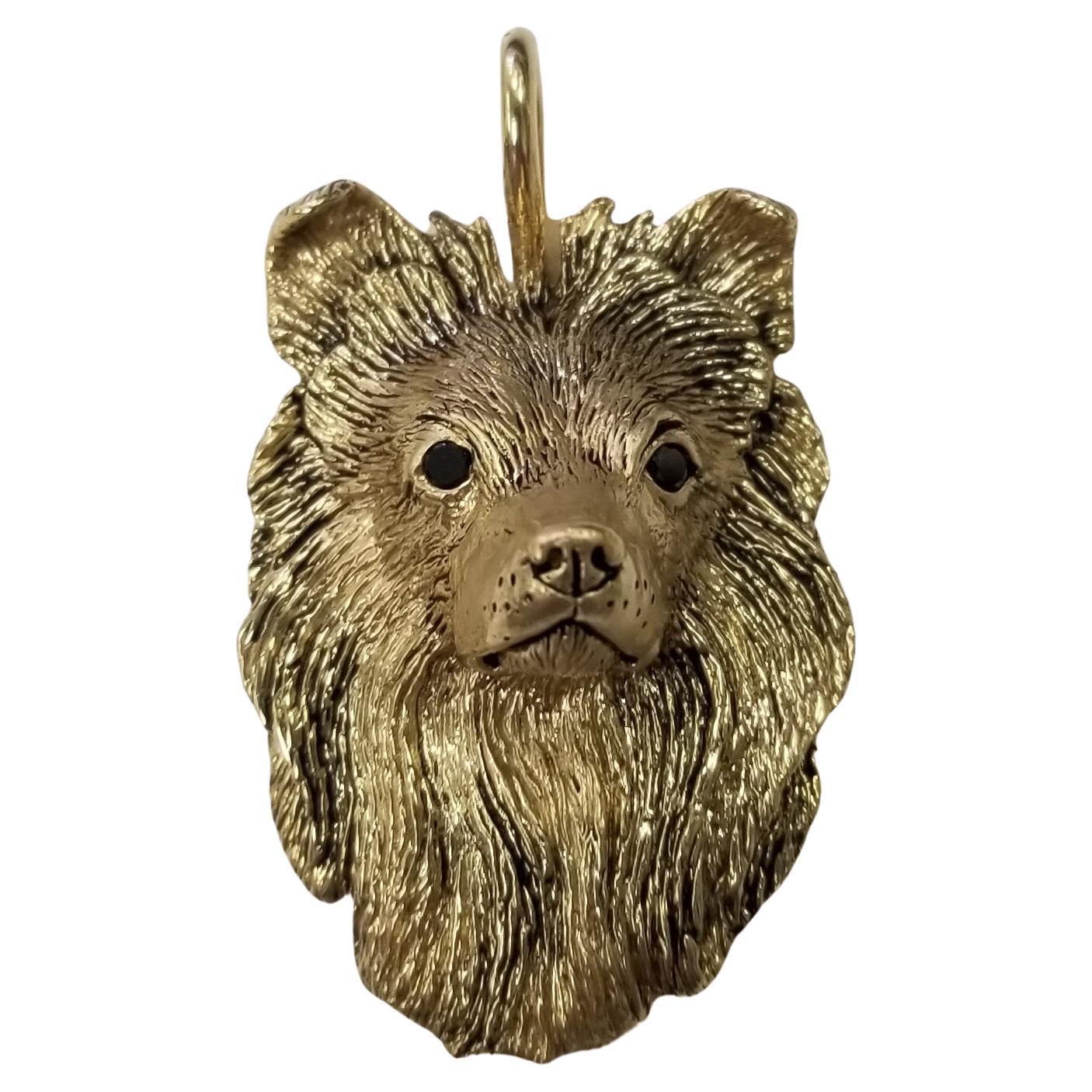 Pendentifheltie Dog Head Madleine Kay en or jaune 14 carats avec yeux de diamants noirs