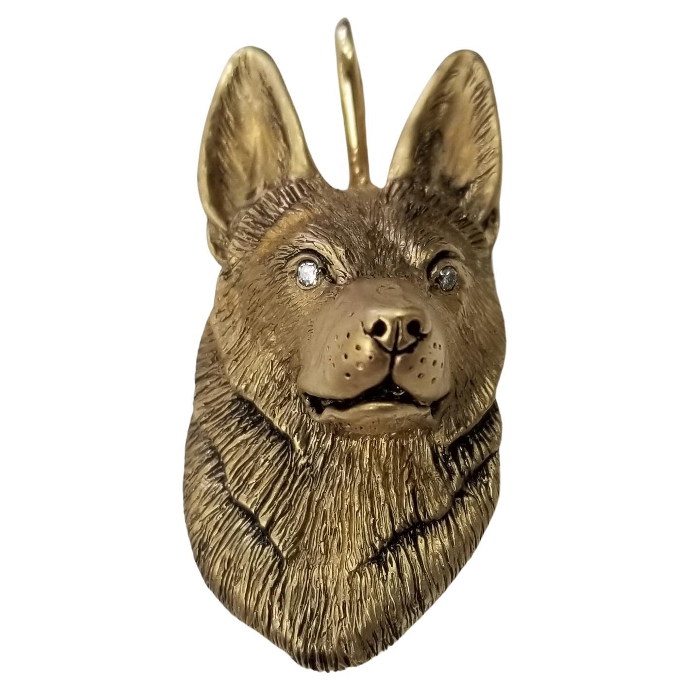 Madleine Kay Pendentif « Tête de chien Shepard » en or jaune 14 carats avec yeux en diamant en vente
