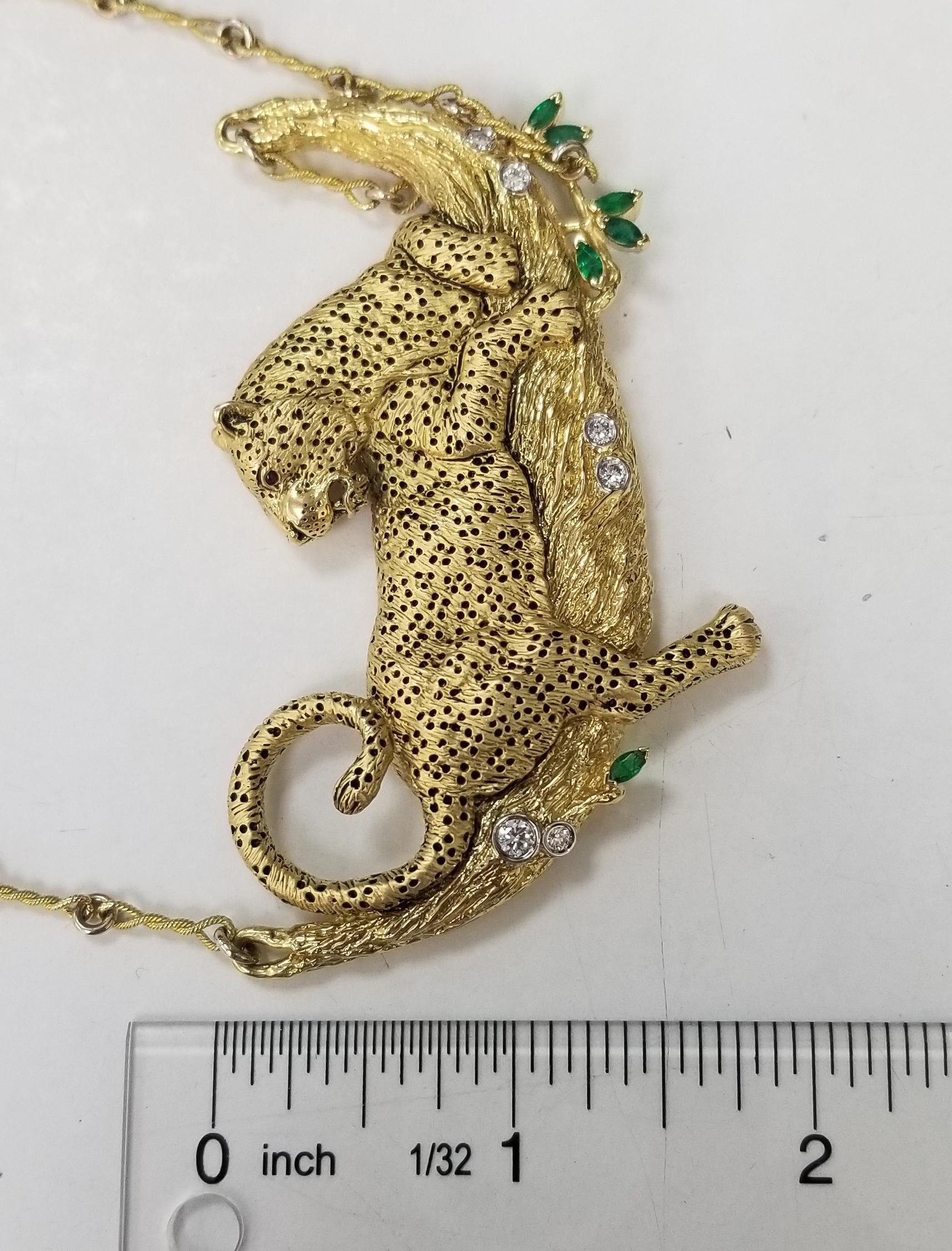 Madleine Kay: 18 Gelbgold „Leopard im Baum“ mit Diamanten, Smaragden und Rubin-Augen im Angebot 1