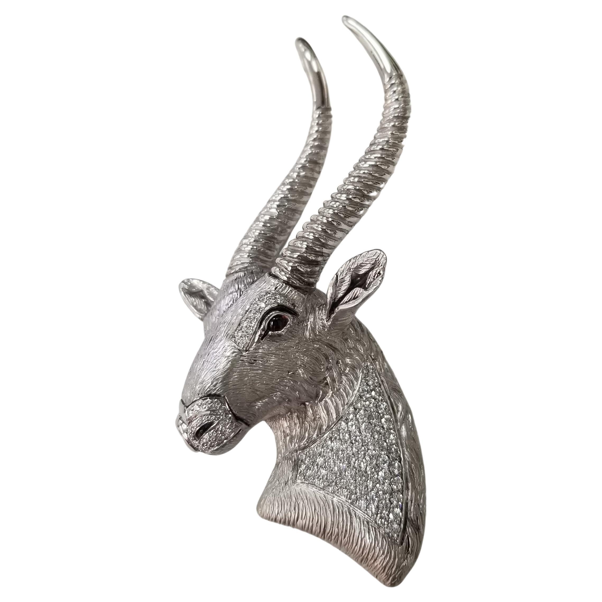 Madleine Kay Tête de "Waterbuck" en or blanc 18k pavée de diamants avec yeux en grenat en vente