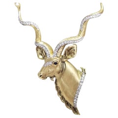 Madleine Kay: 18 Karat Gelbgold „Kudu-Kopf“ mit Diamanten, geschnitzten Saphiren und Augen