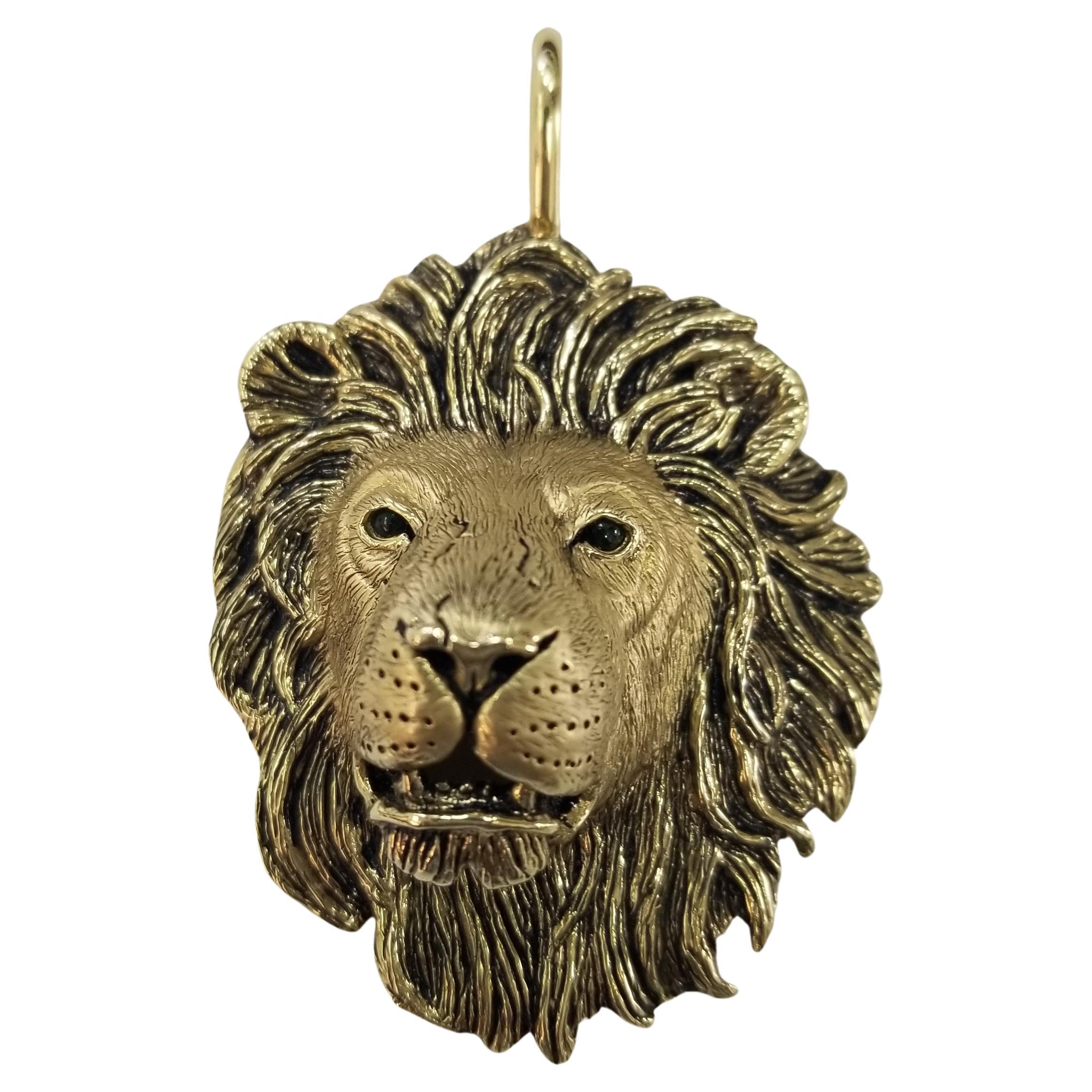 Madleine Kay, tête de lions en or jaune 18 carats avec yeux en grenat vert