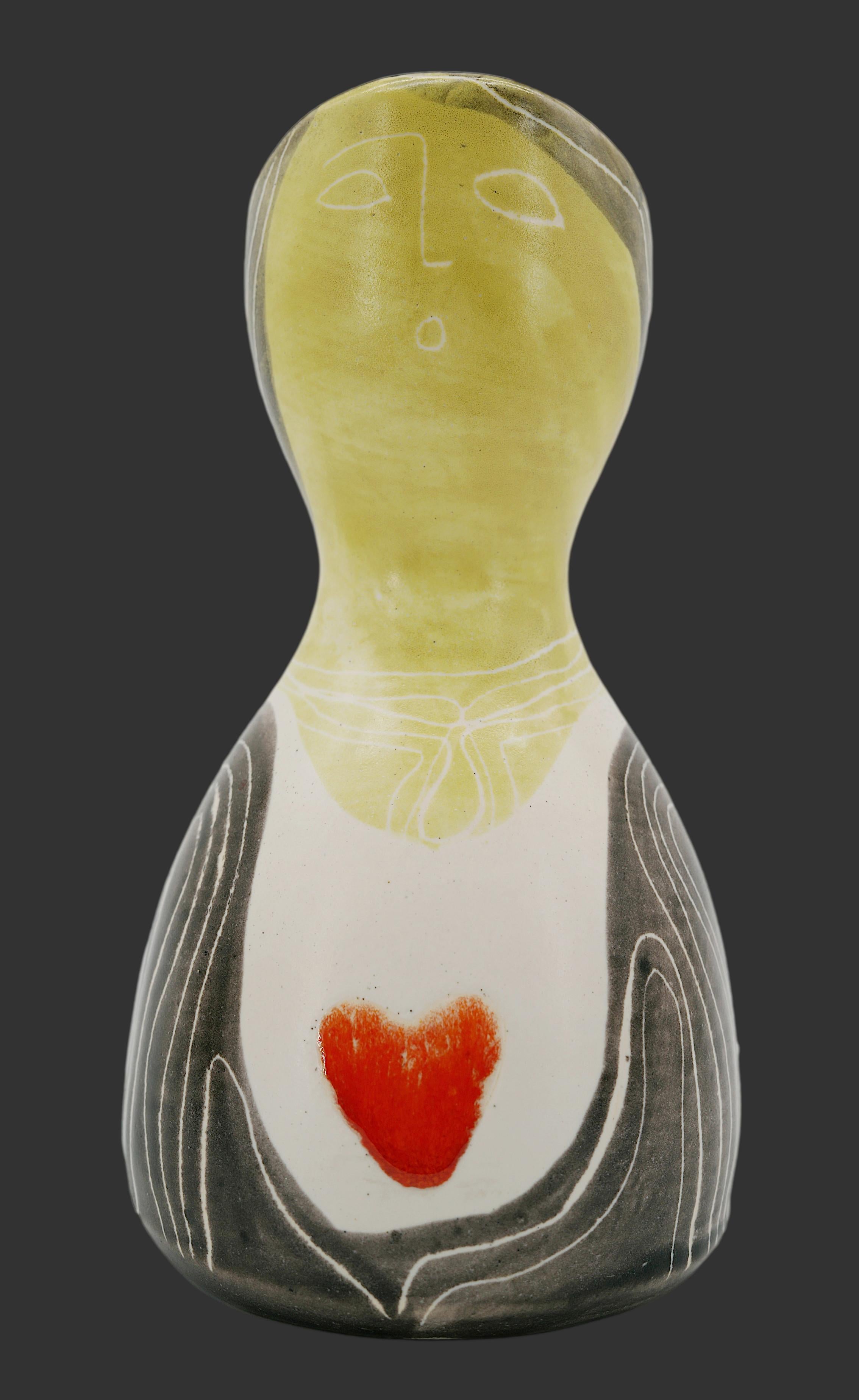 Superbe vase anthropomorphe en céramique de Mado JOLAIN, France, années 1950. Vase en grès très proche de la production de Picasso, en termes de couleurs et de design. Hauteur : 23,2 cm, diamètre : 12,6 cm. Signé 