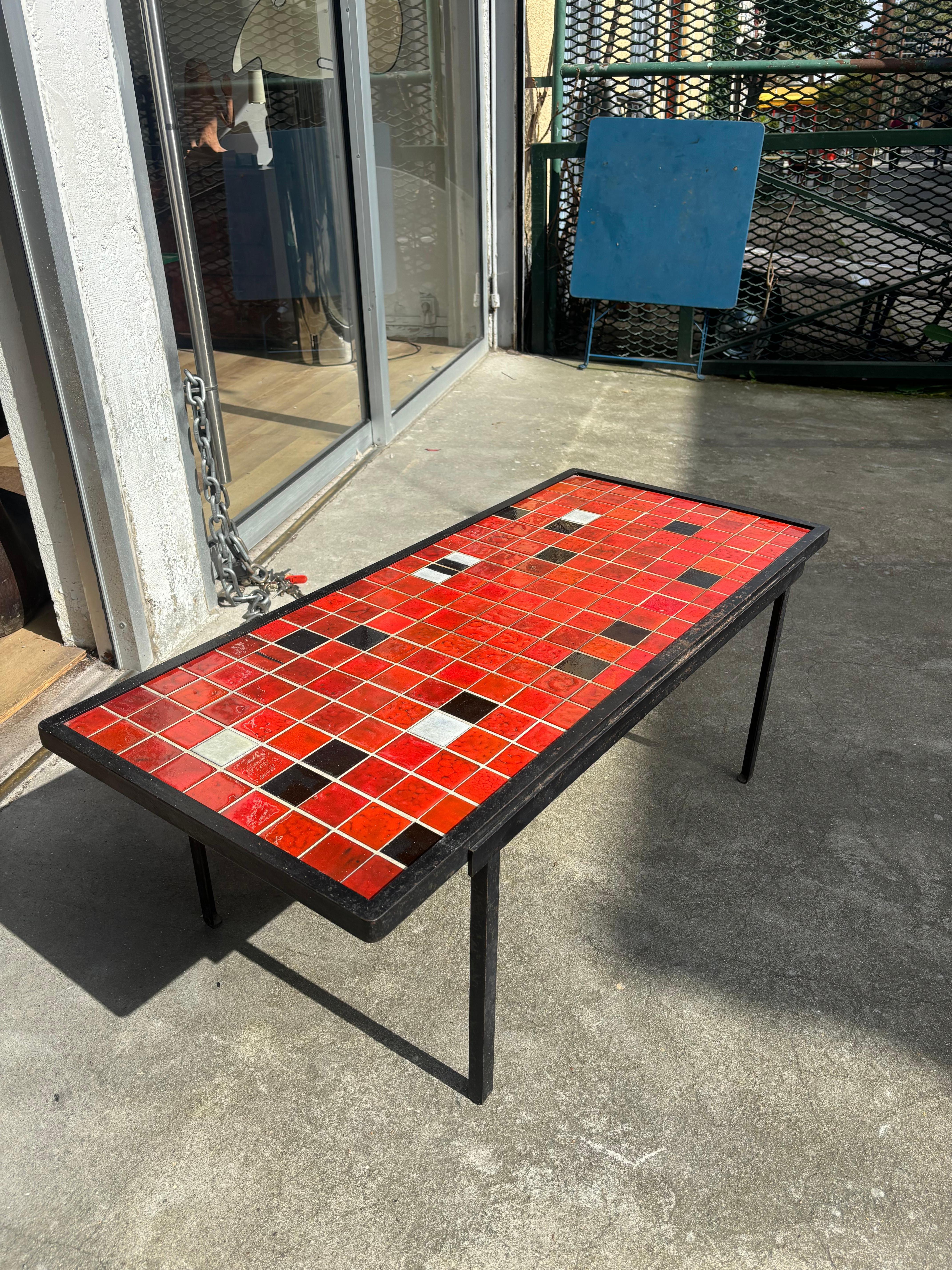 Belle table basse par Mado Jolain et son mari, René Legrand, vers 1960. 
Jolie émaillage, jolie piétement de rené Legrand. 