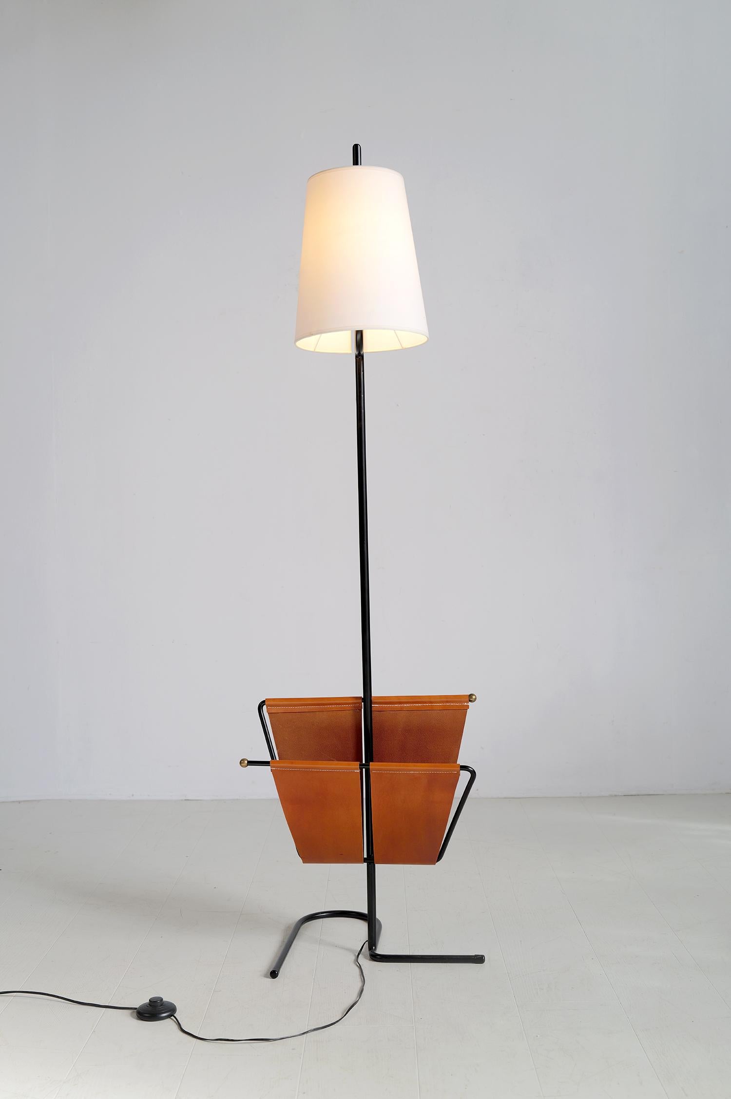 Mado Jolain, Lámpara de pie con revistero, Francia 1956 Moderno de mediados de siglo en venta