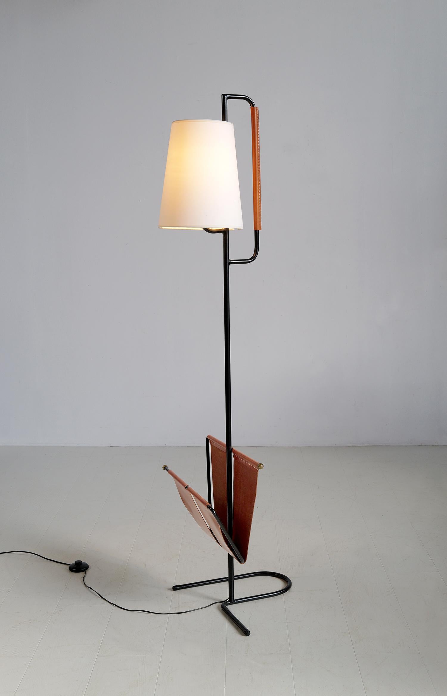 Mado Jolain, Lámpara de pie con revistero, Francia 1956 mediados del siglo XX en venta