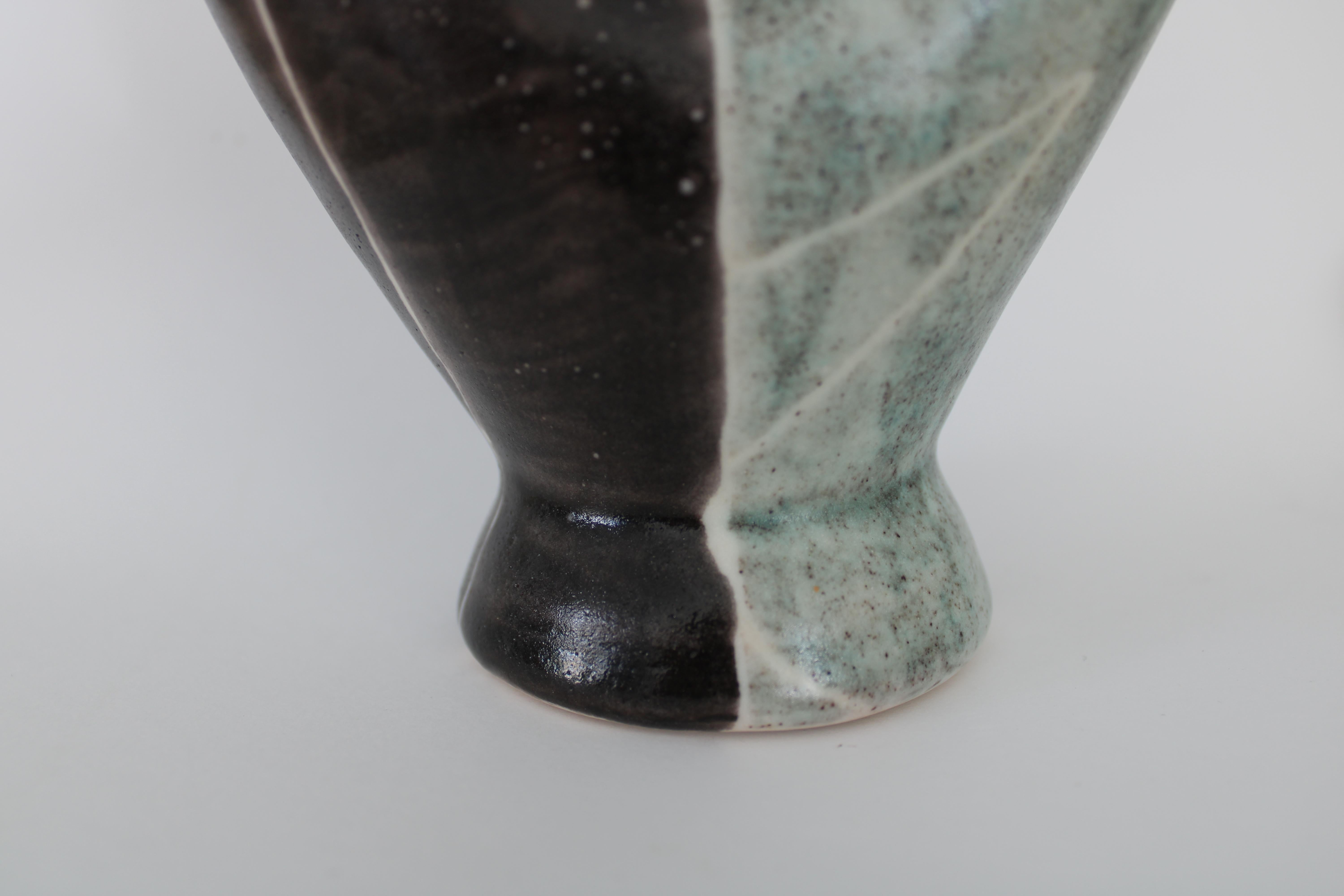 Mado Jolain Vase à double bec en céramique française Décoration verte et noire Signé 1