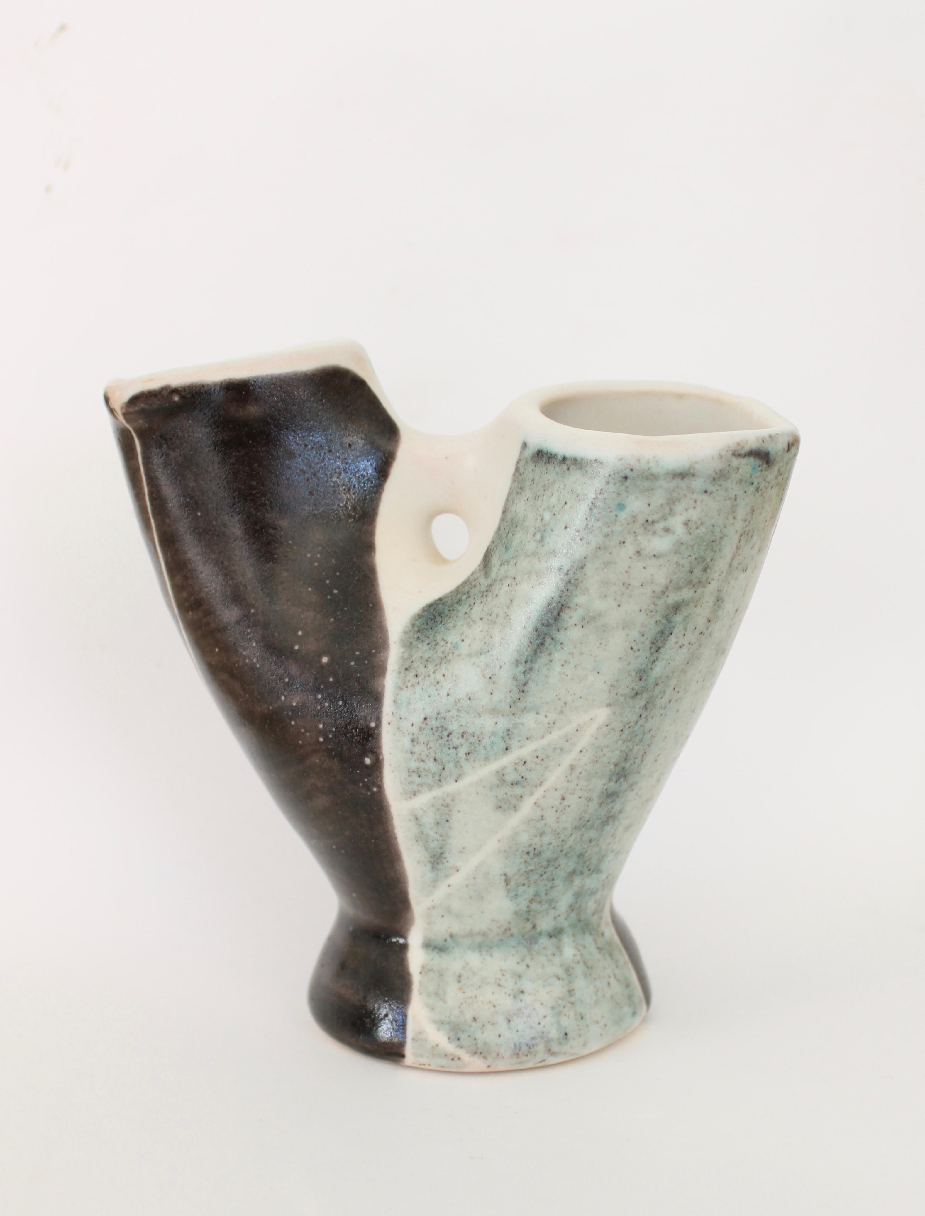 Mid-Century Modern Mado Jolain Vase à double bec en céramique française Décoration verte et noire Signé