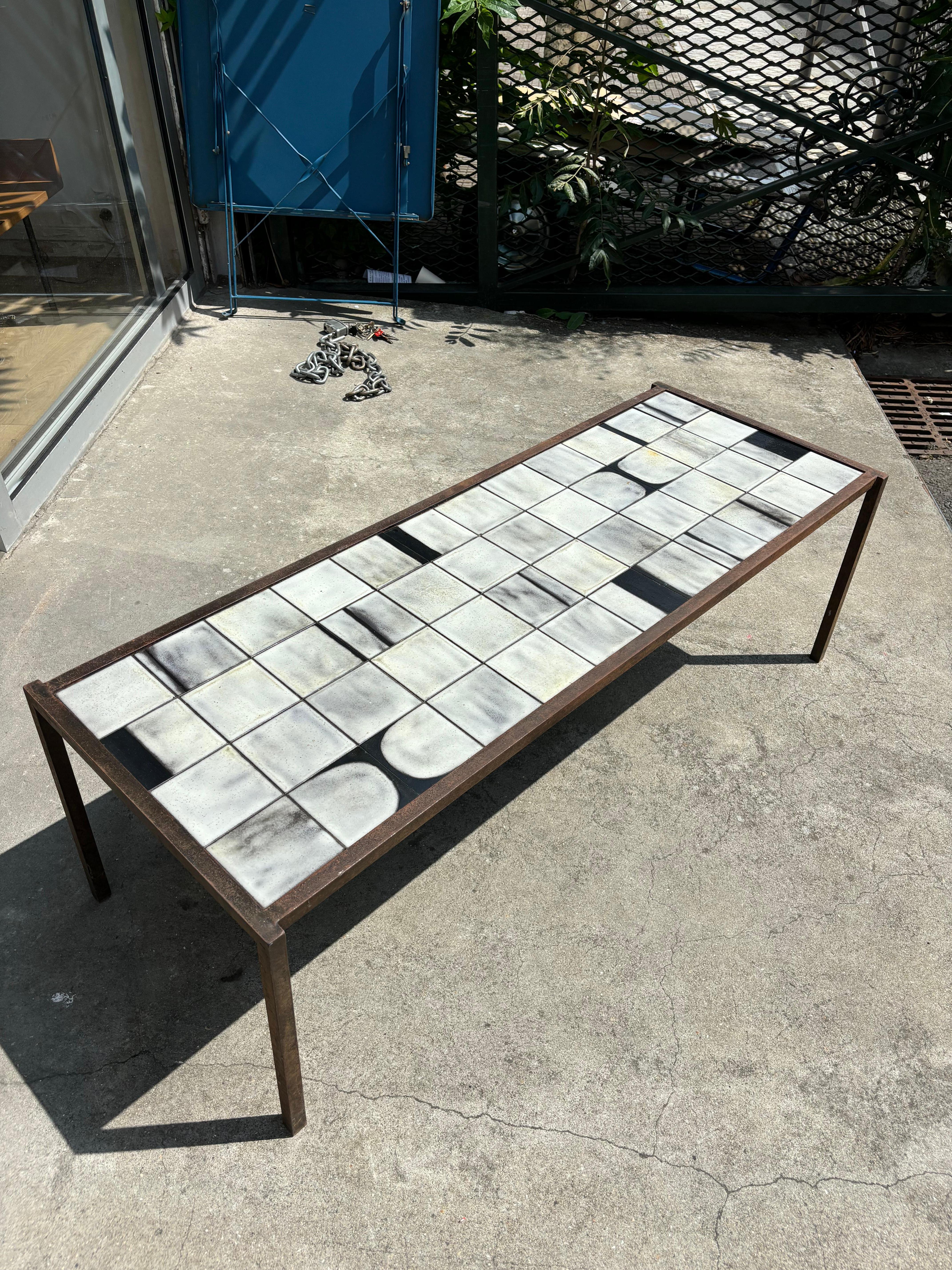 Jolie table en céramique par Mado Jolain et le piétement par son mari René Legrand. 