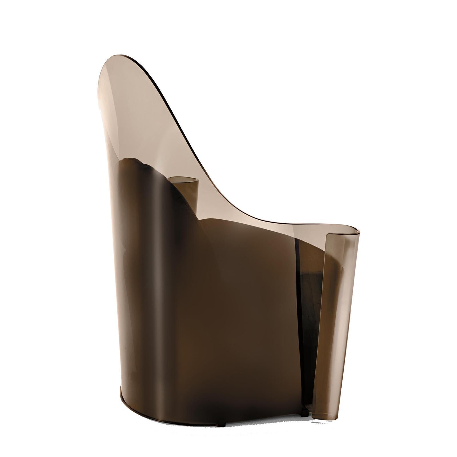 Armchair Madona made with curved smoked glass
10mm thickness in bronze finish. With upholstered
seat covered with black velvet fabric. With cushion included.
Also available in black smoked finish.