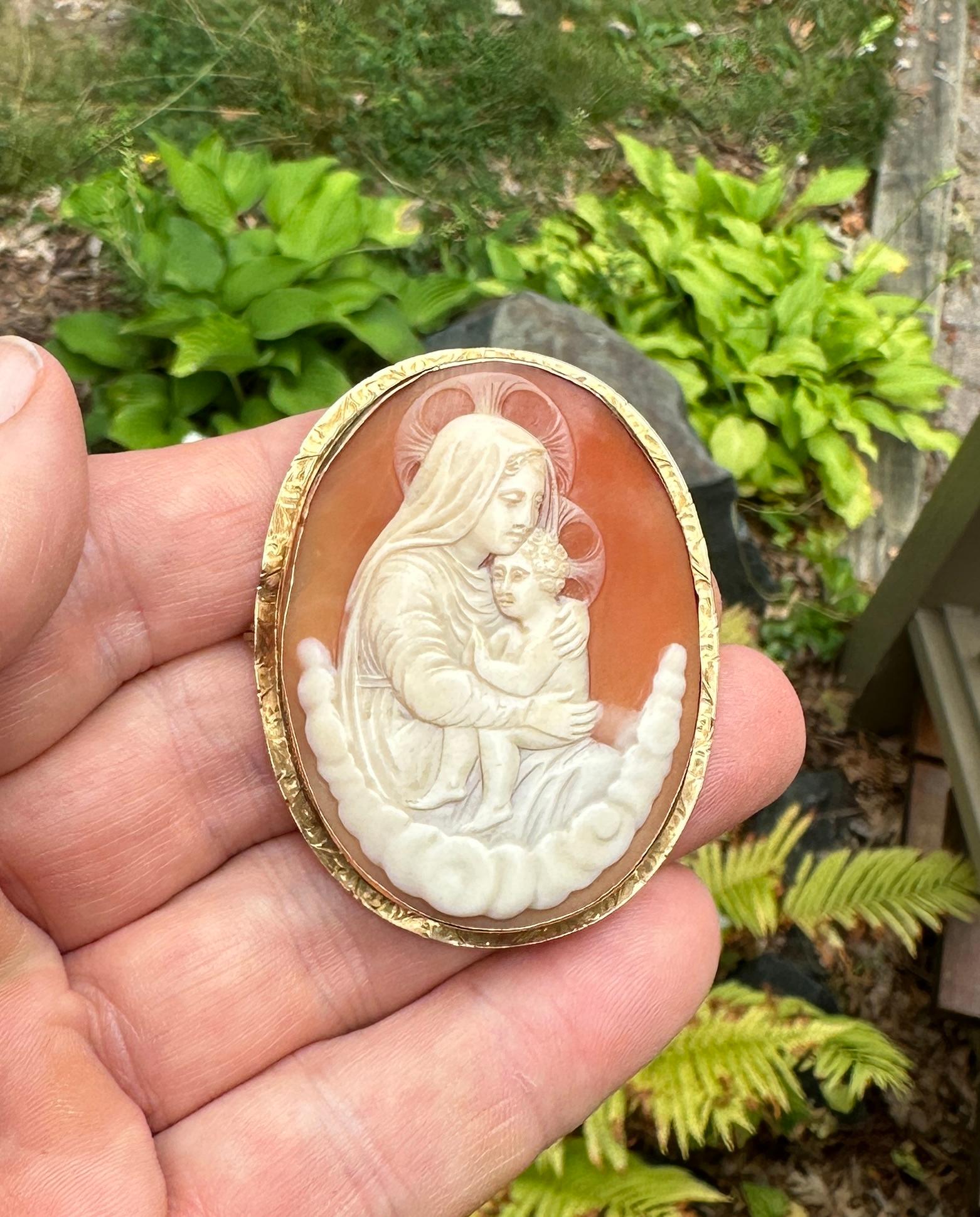 Madonna and Child Cameo Pendant Brooch Pin 14 Karat Gold Antique Victorian Rare In Excellent Condition For Sale In New York, NY